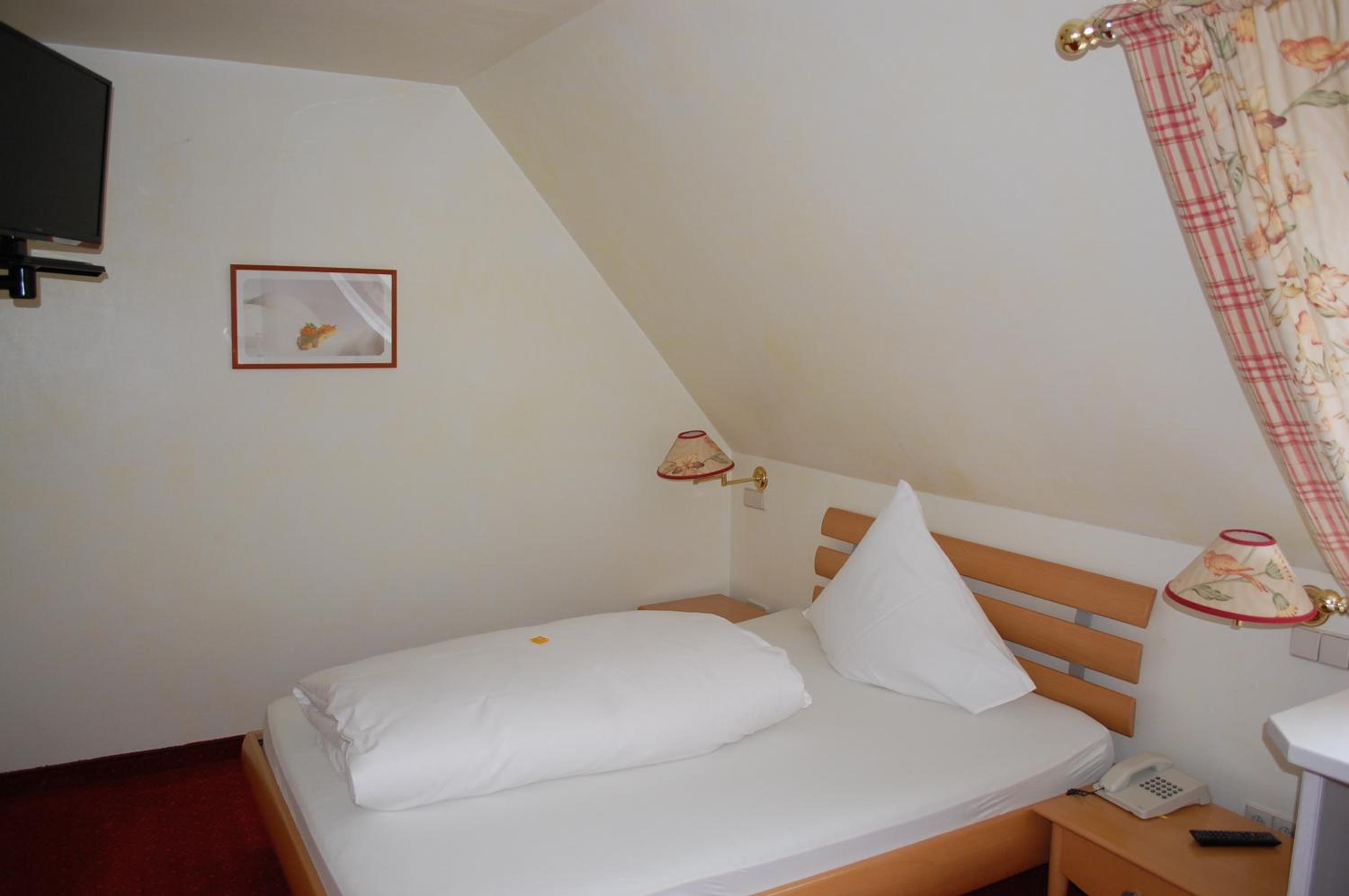 Single Room with Private Bathroom photo 2