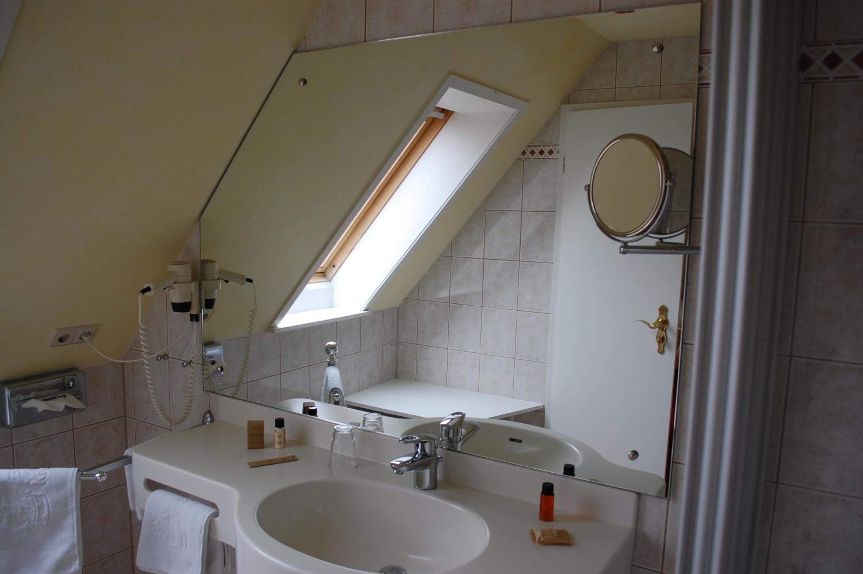 Single Room with Private Bathroom photo 3
