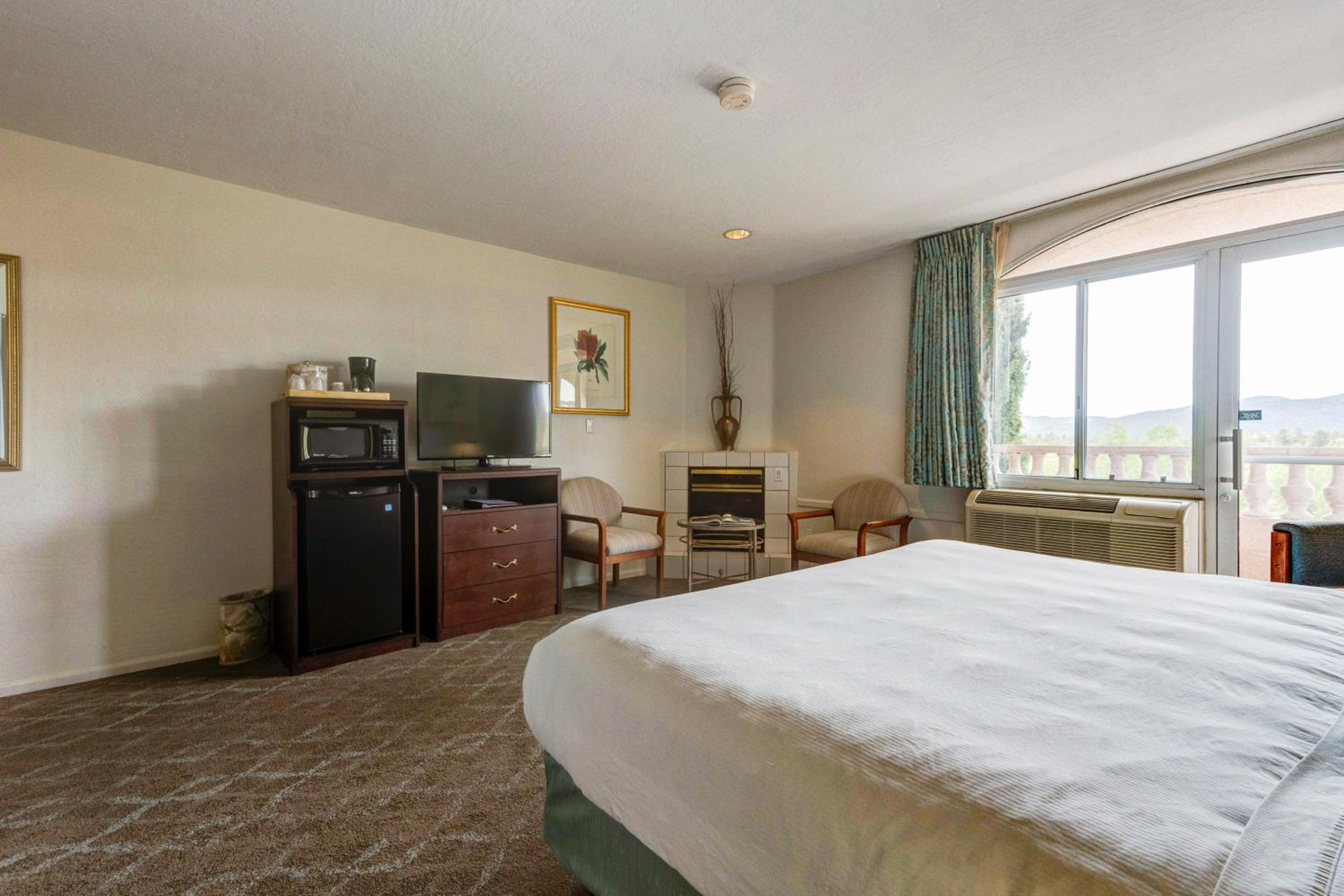 Deluxe King Room - Photo 9