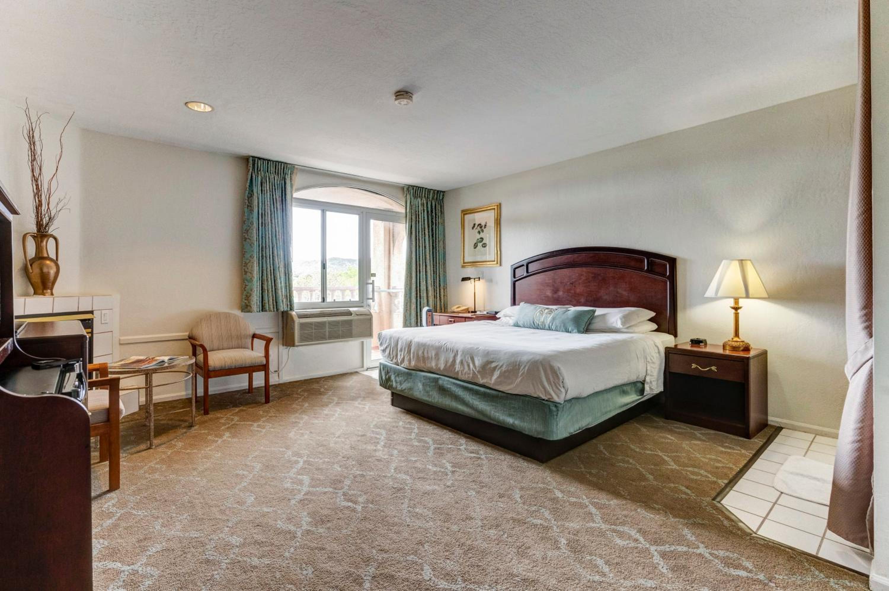 Deluxe King Room - Photo 10