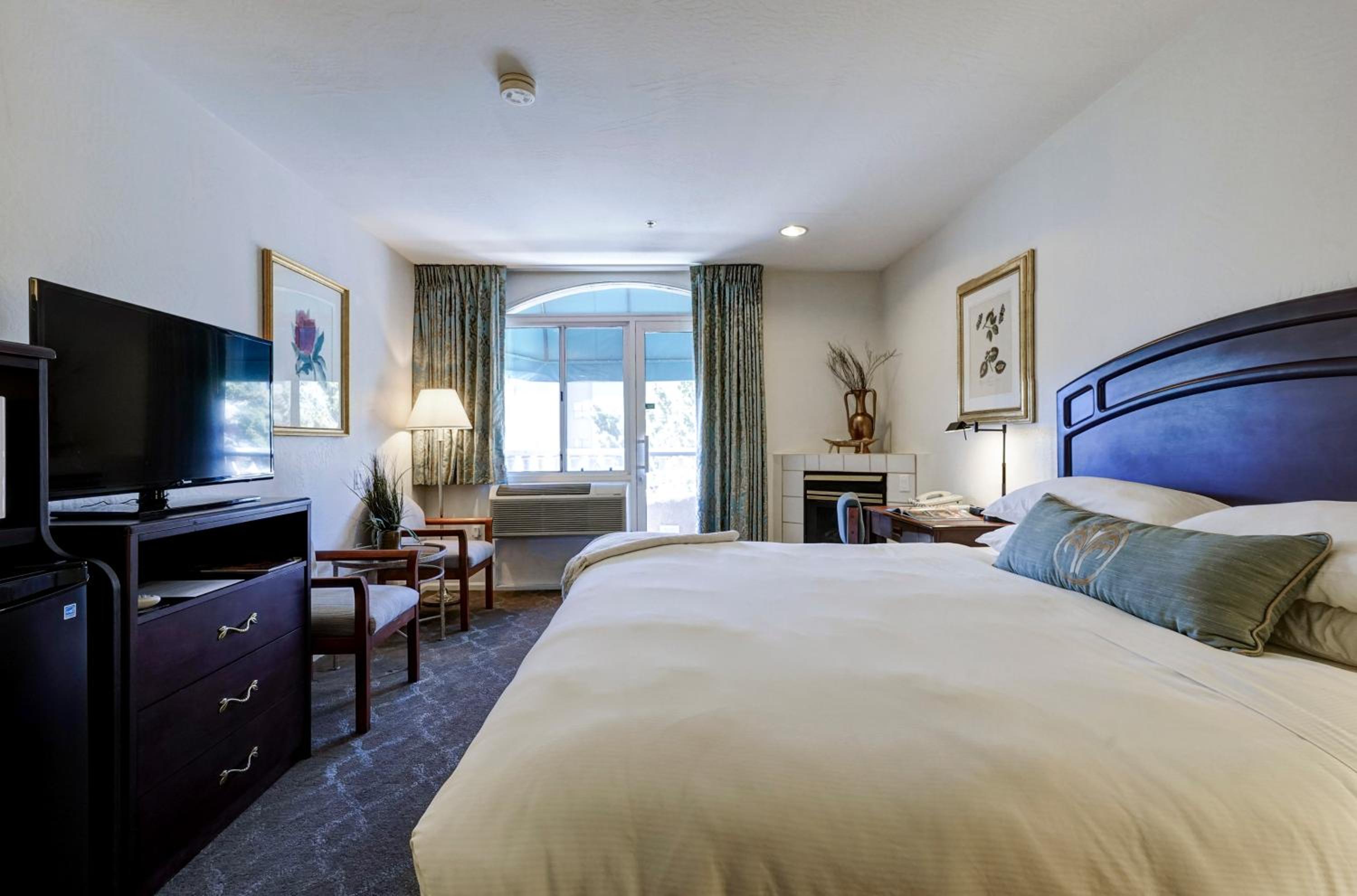 Deluxe King Room - Photo 2