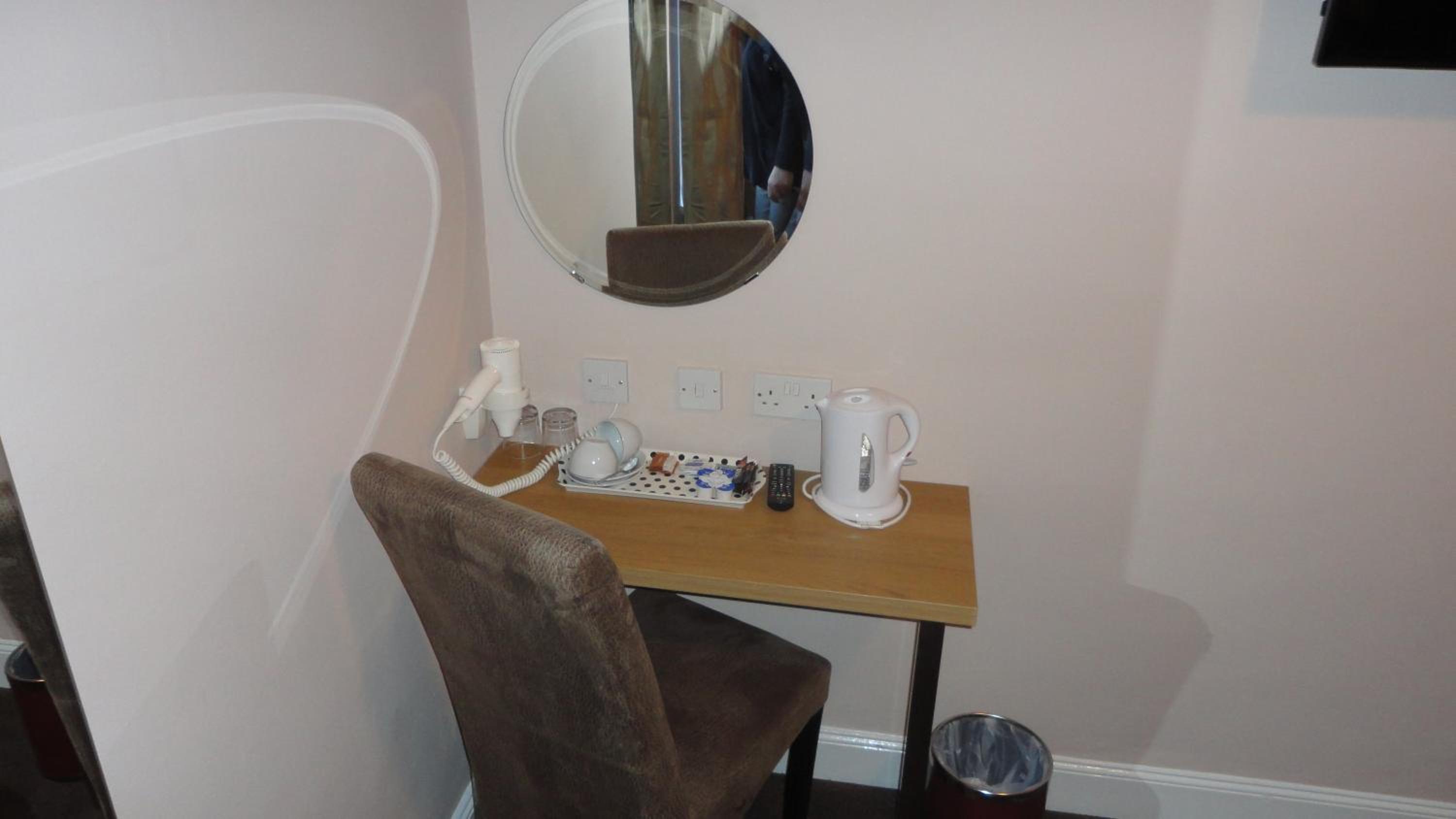 Basic Single Room with Shared Bathroom photo 2