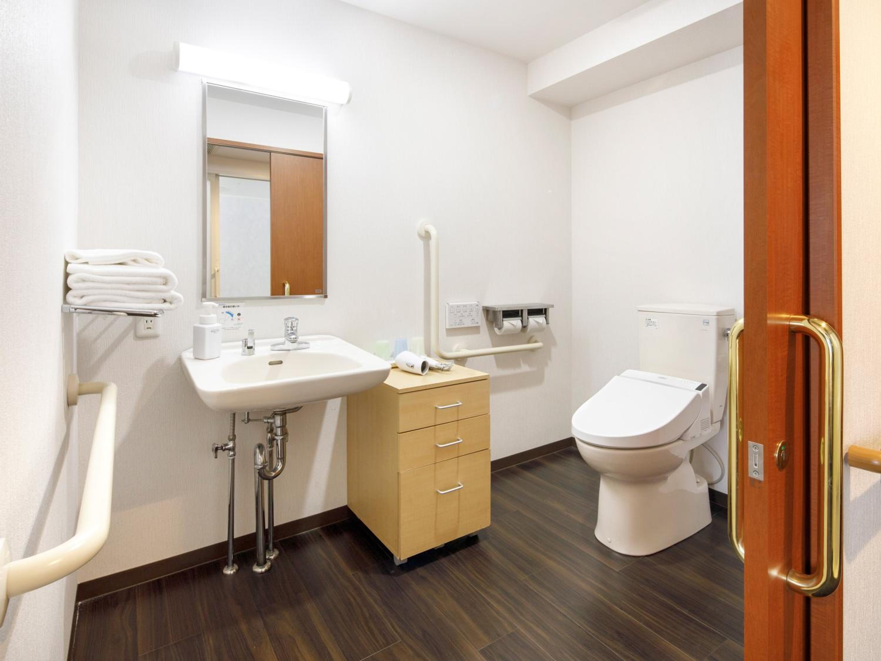 Accessible Twin Room photo 3
