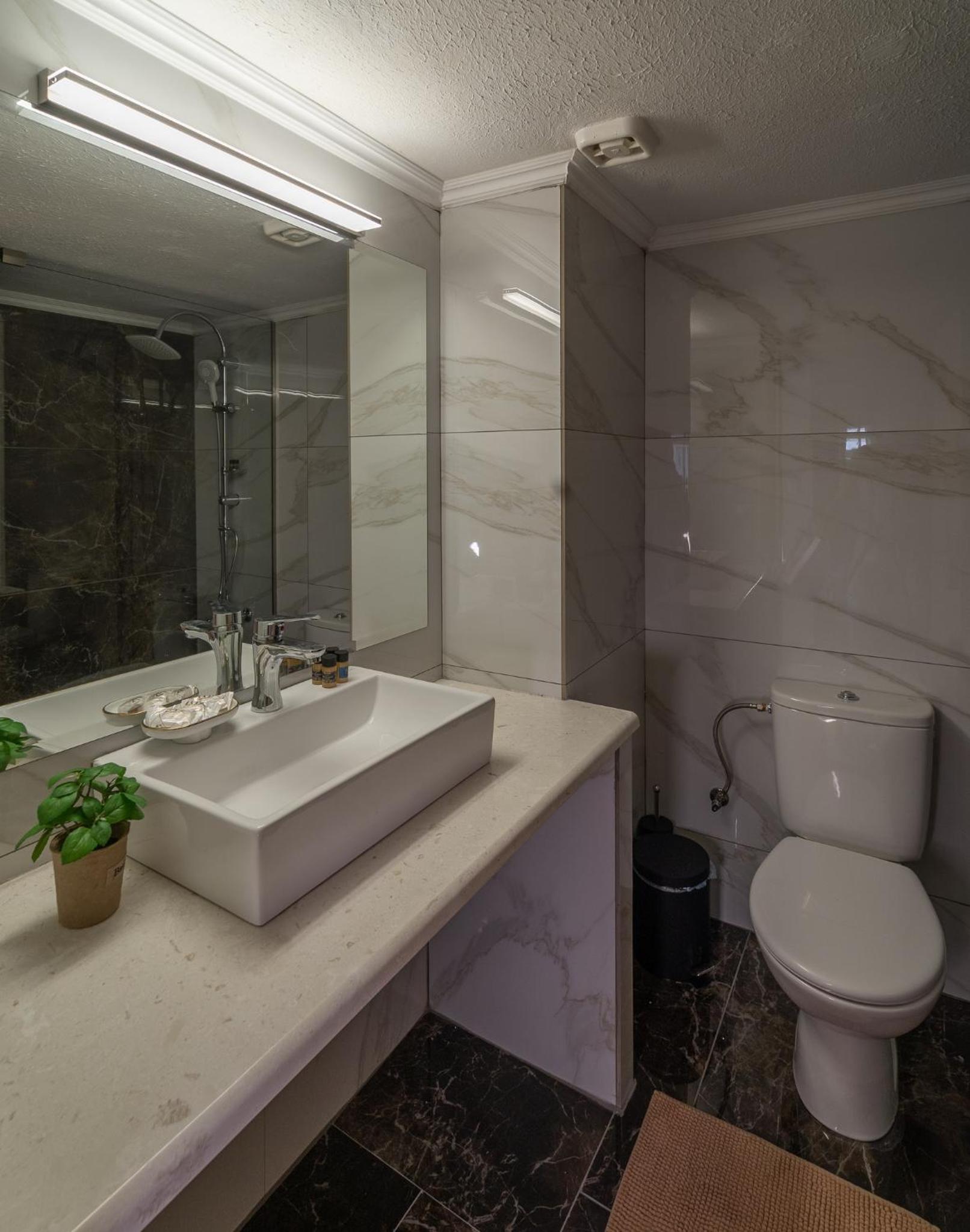 Double Room with Balcony - Photo 5