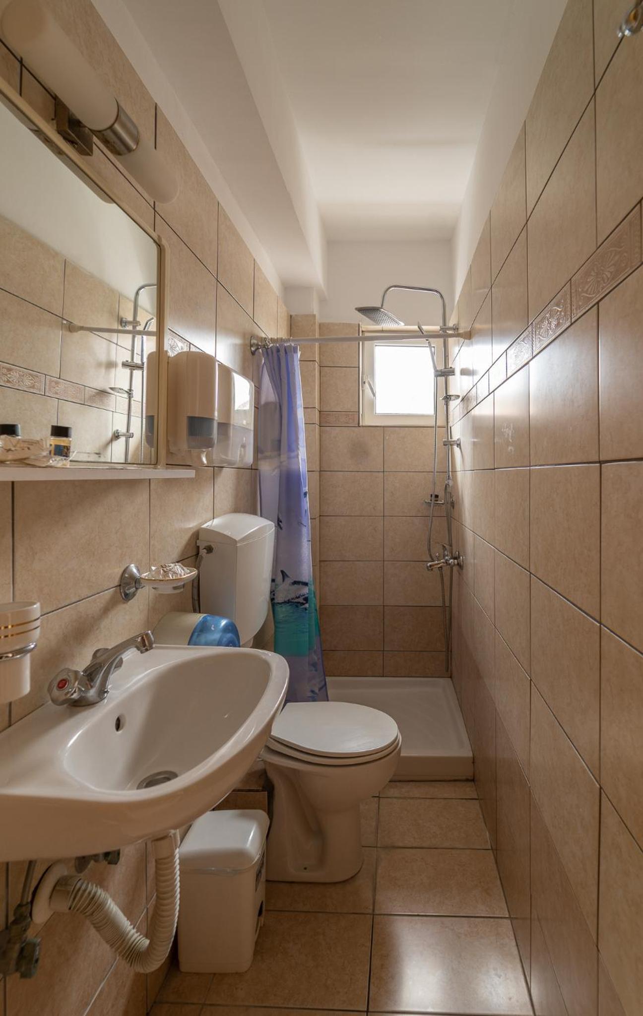 Double Room with Balcony - Photo 2