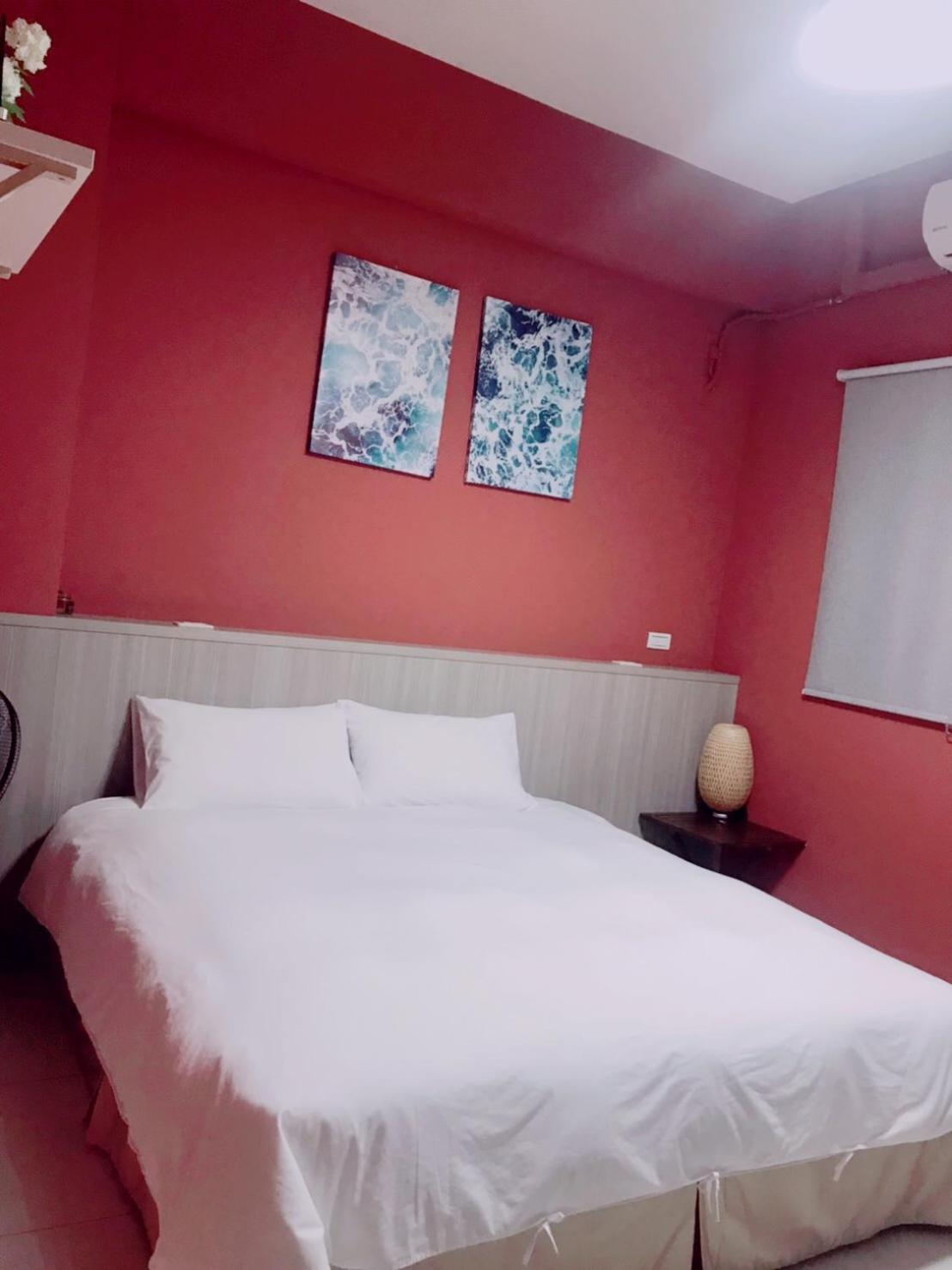 Queen Room photo 2