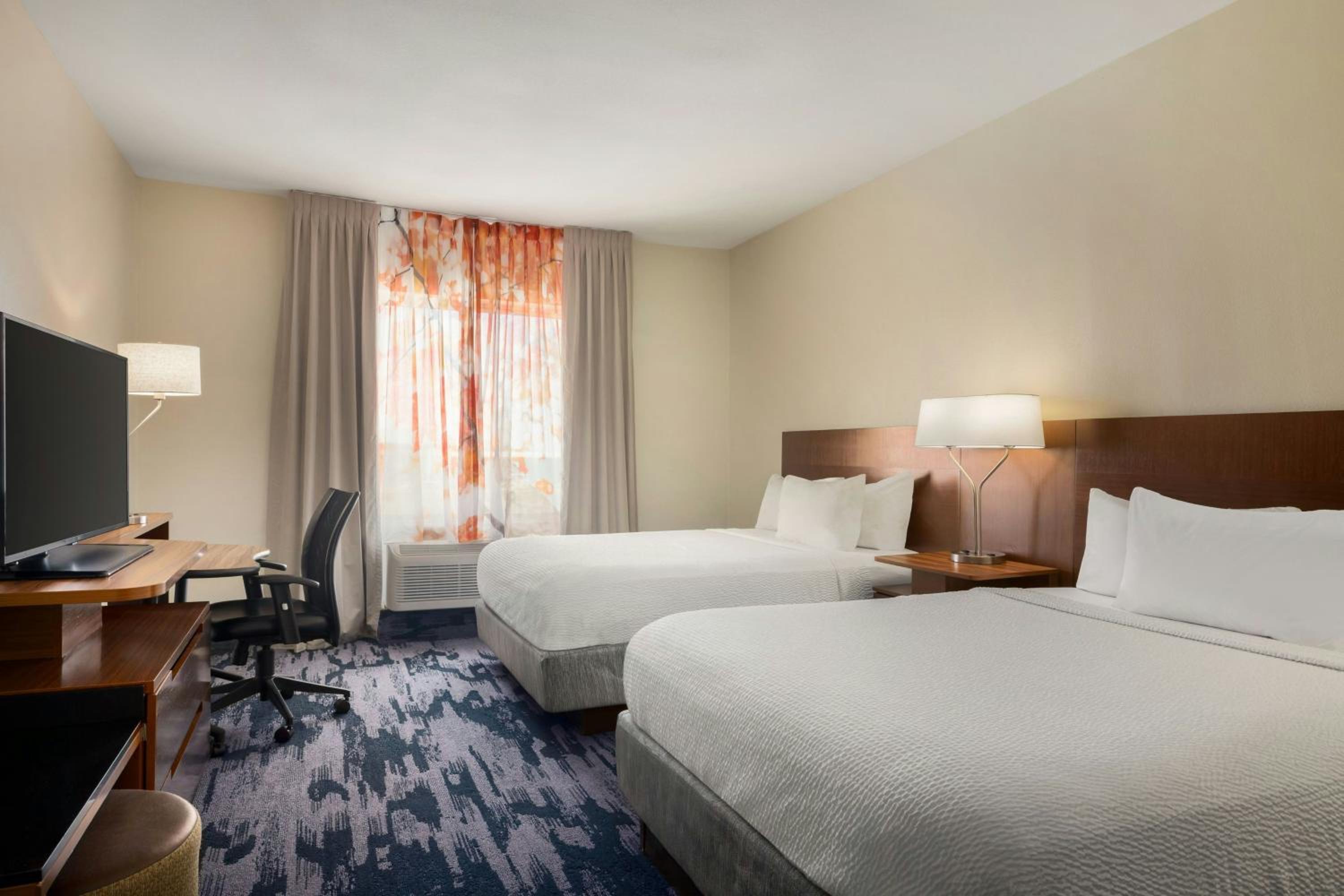 Queen Room with Two Queen Beds and Bathtub - Mobility Access