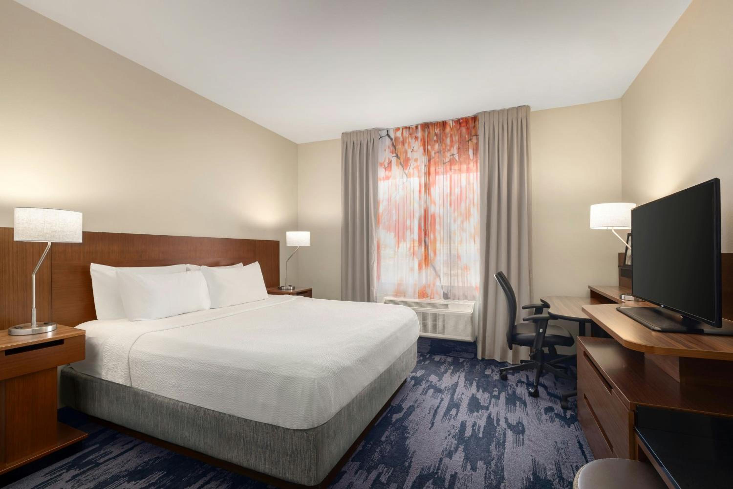 King Room with Roll-In Shower - Mobility Accessible