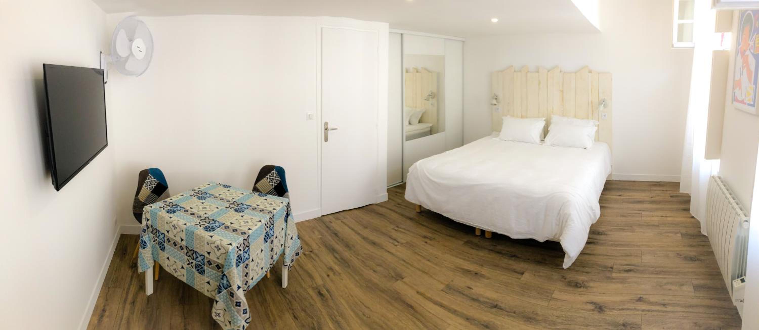 Double Room - Photo 16