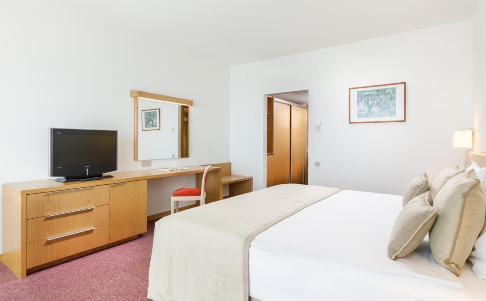 Double Room with Garden View - Photo 3