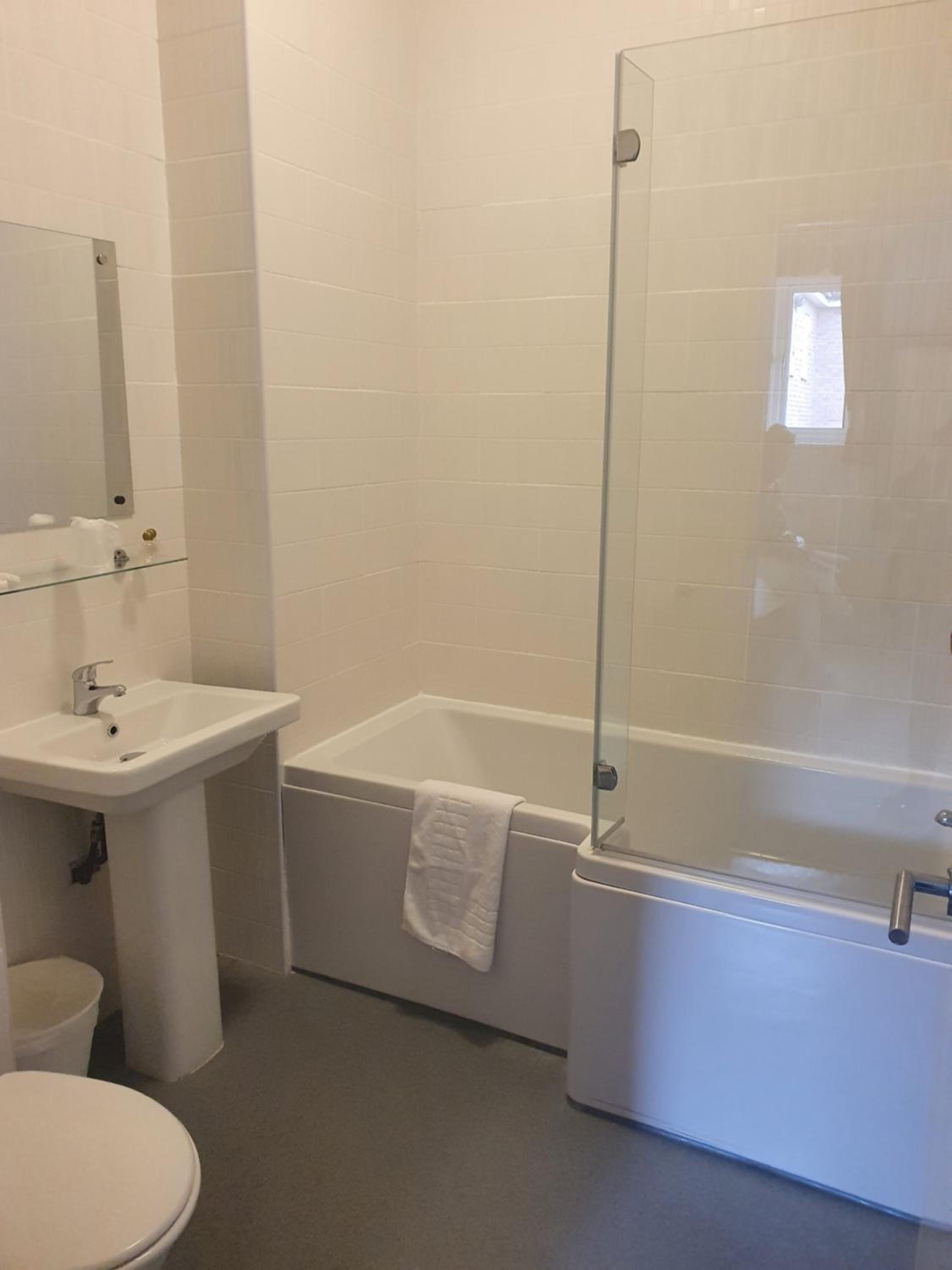 Standard Suite - Photo 3