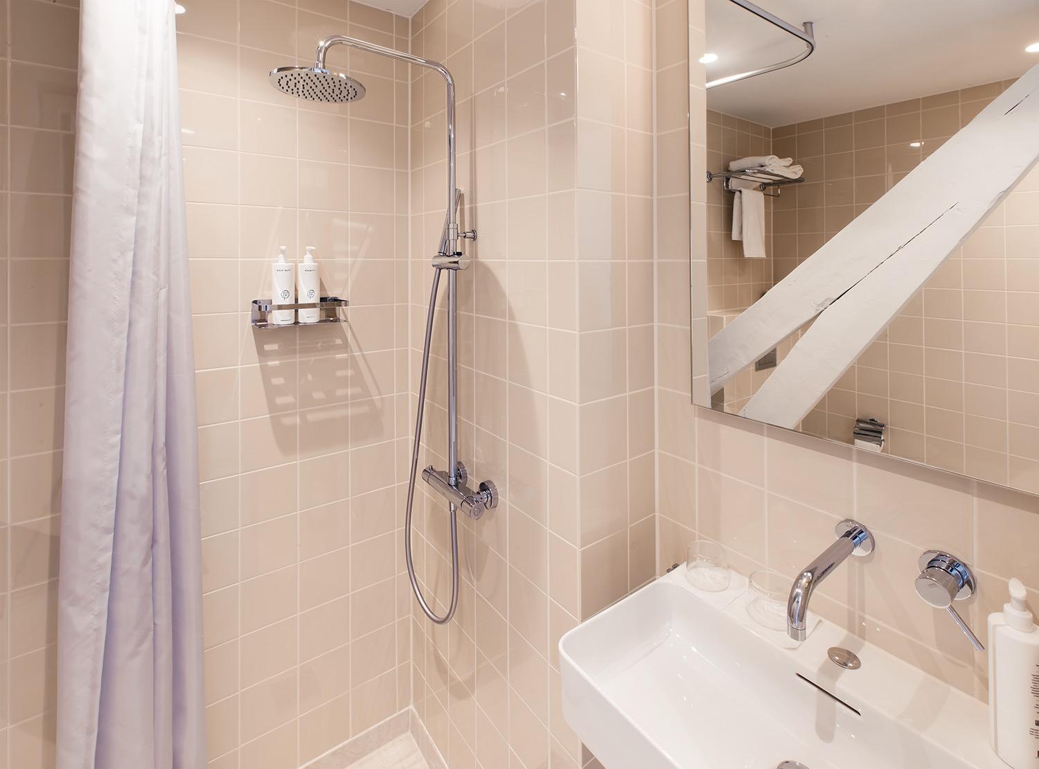 Standard Double Room - Photo 7