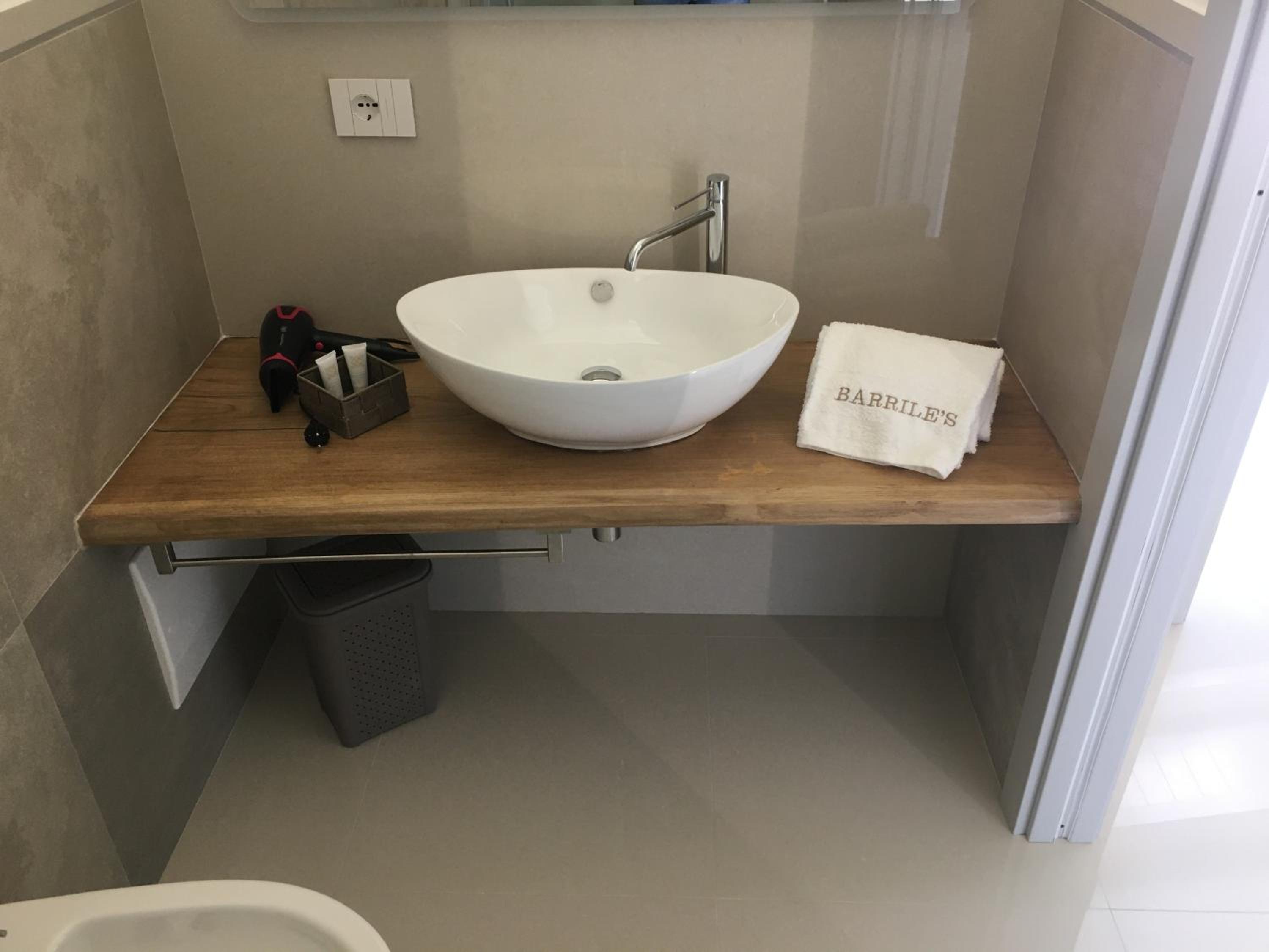 Deluxe Suite with Spa Bath - Photo 10