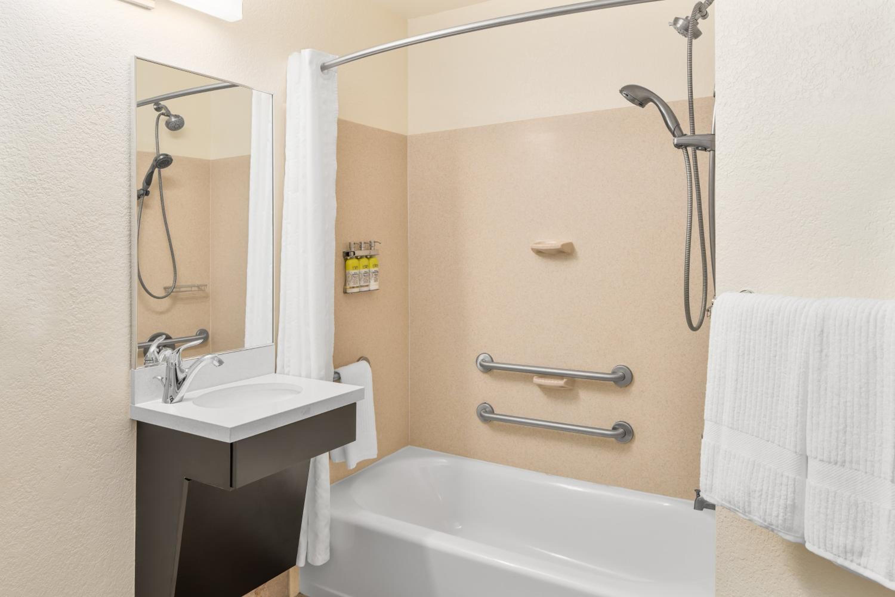 Queen Suite with Two Queen Beds with Accessible Tub - Non-Smoking - Photo 4