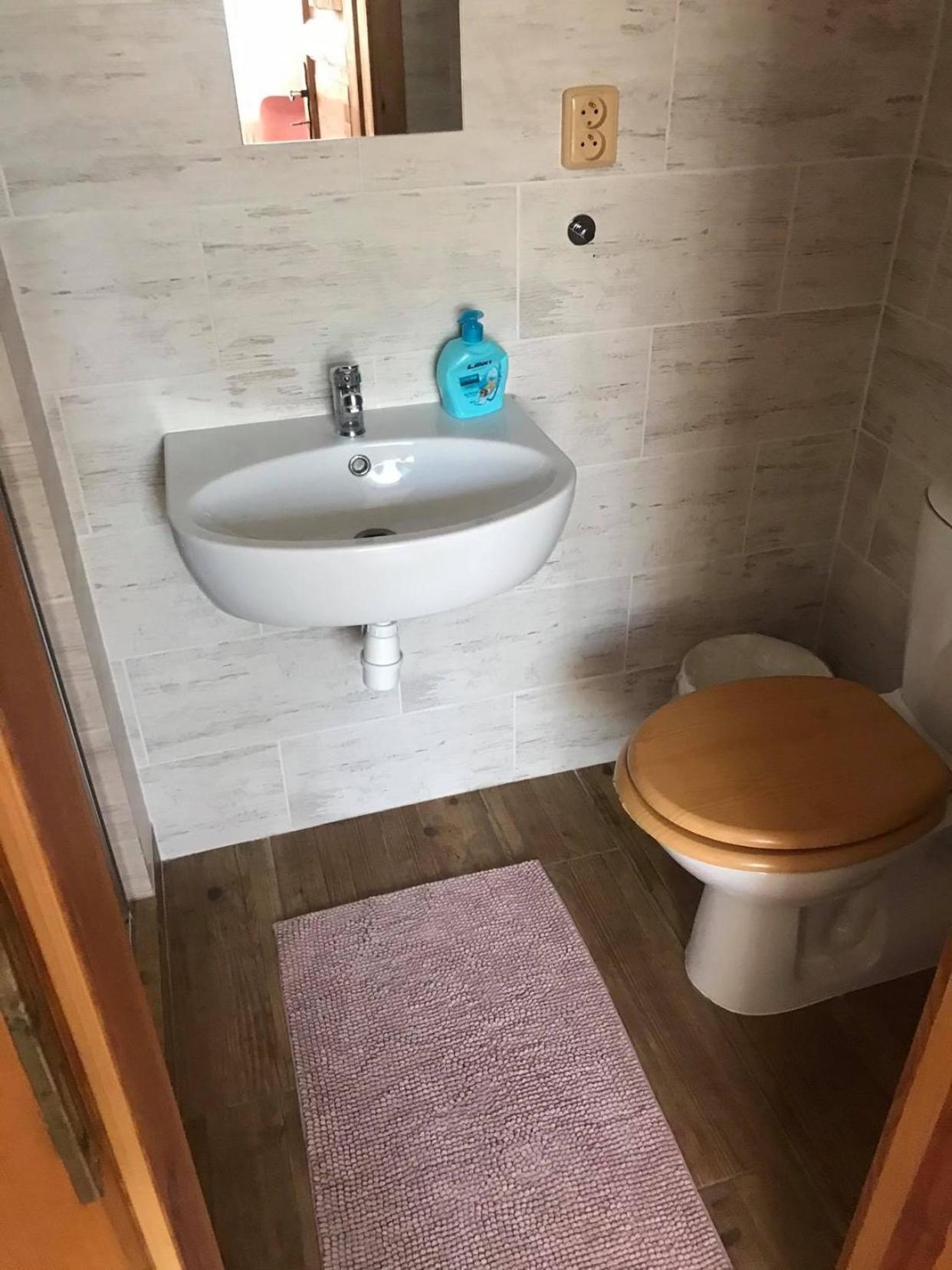 Double Room with Private Bathroom - Photo 2