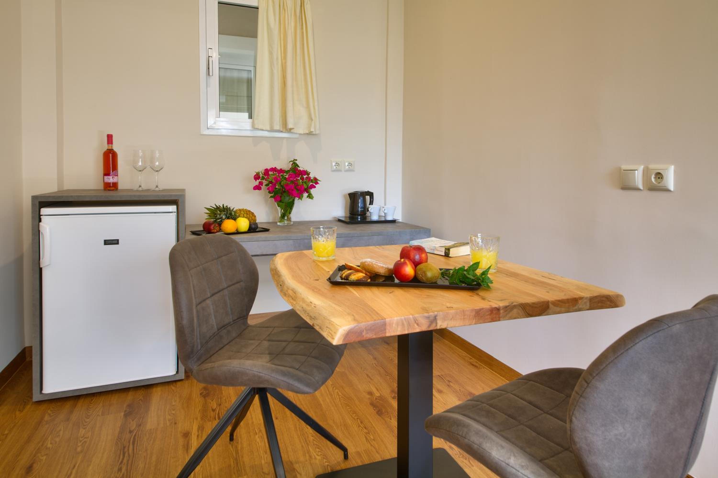 Family Suite with Garden View - Photo 8