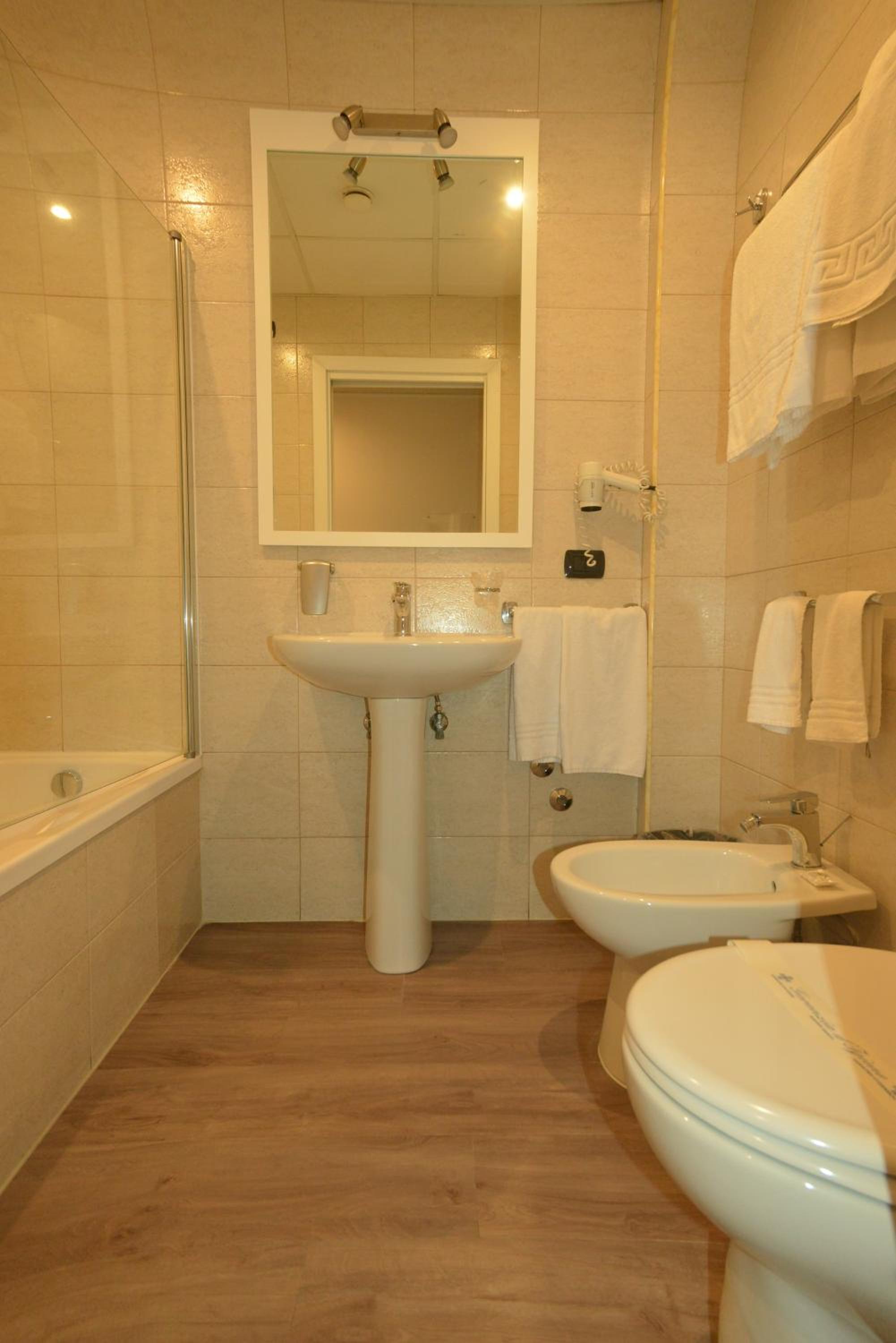 Double Room - Photo 7