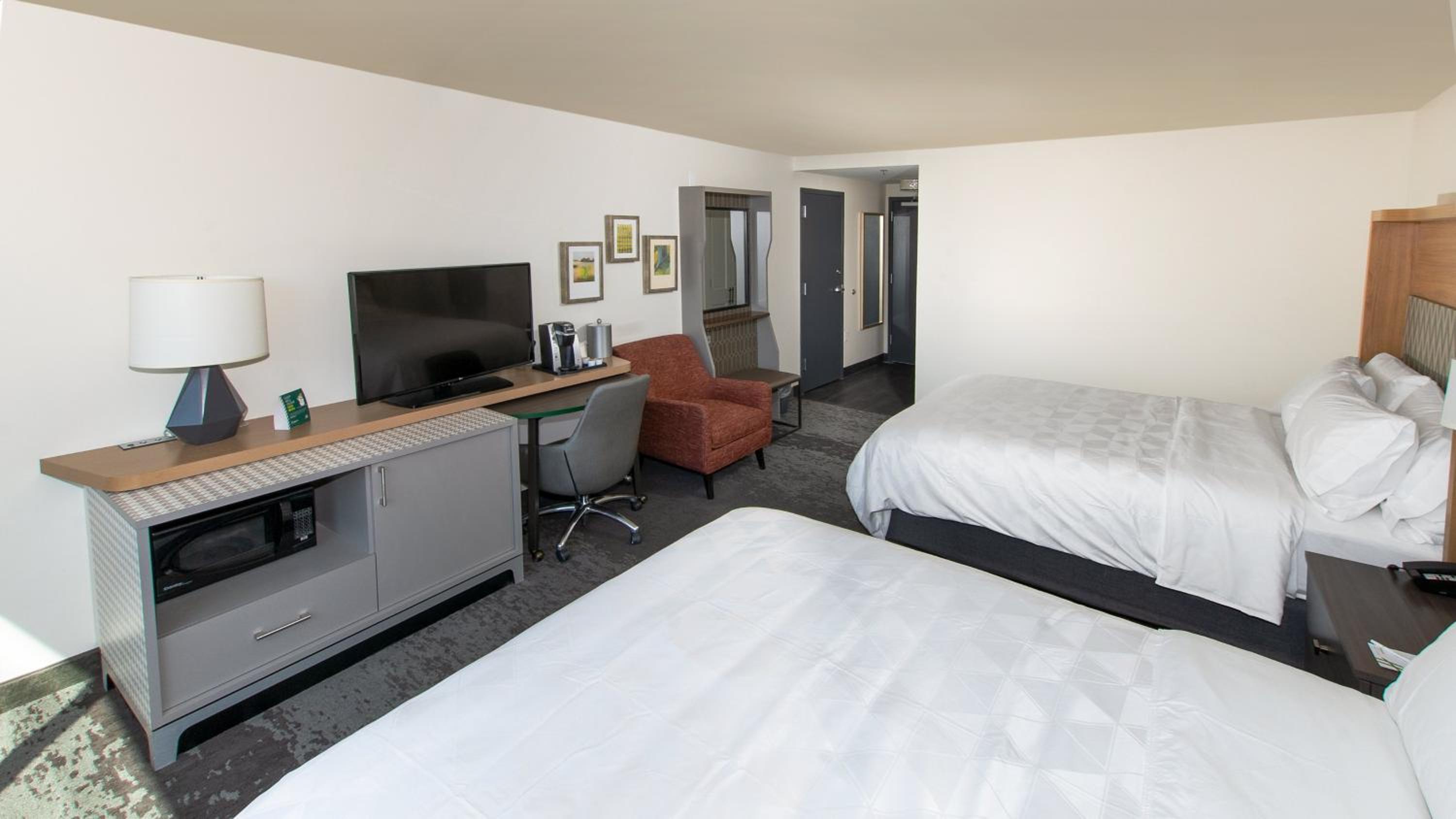 Standard Queen Room with Two Queen Beds and Tub - Mobility/Communications Accessible - Photo 1