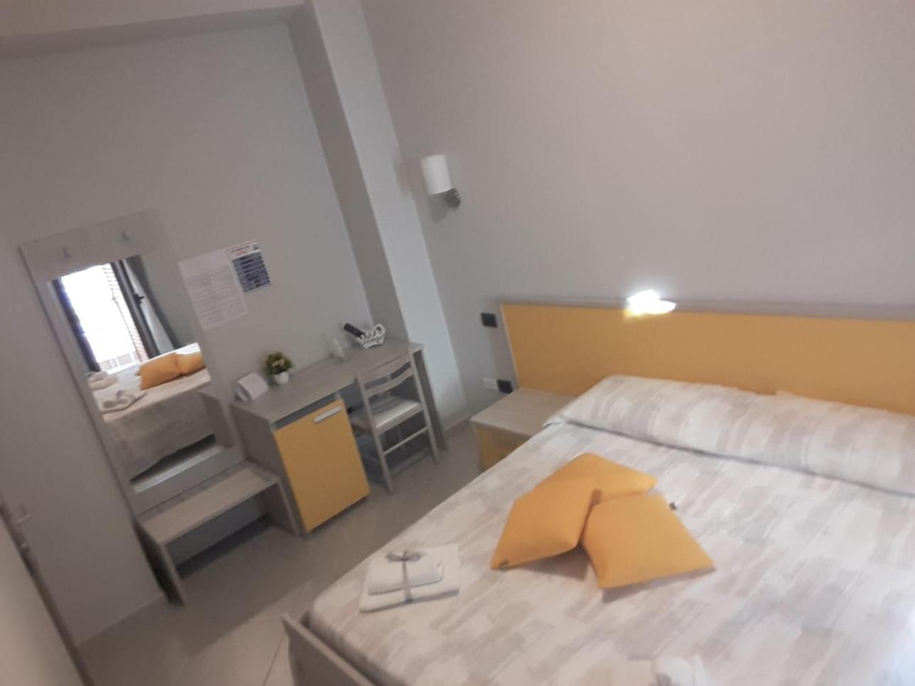Standard Double Room - Photo 13