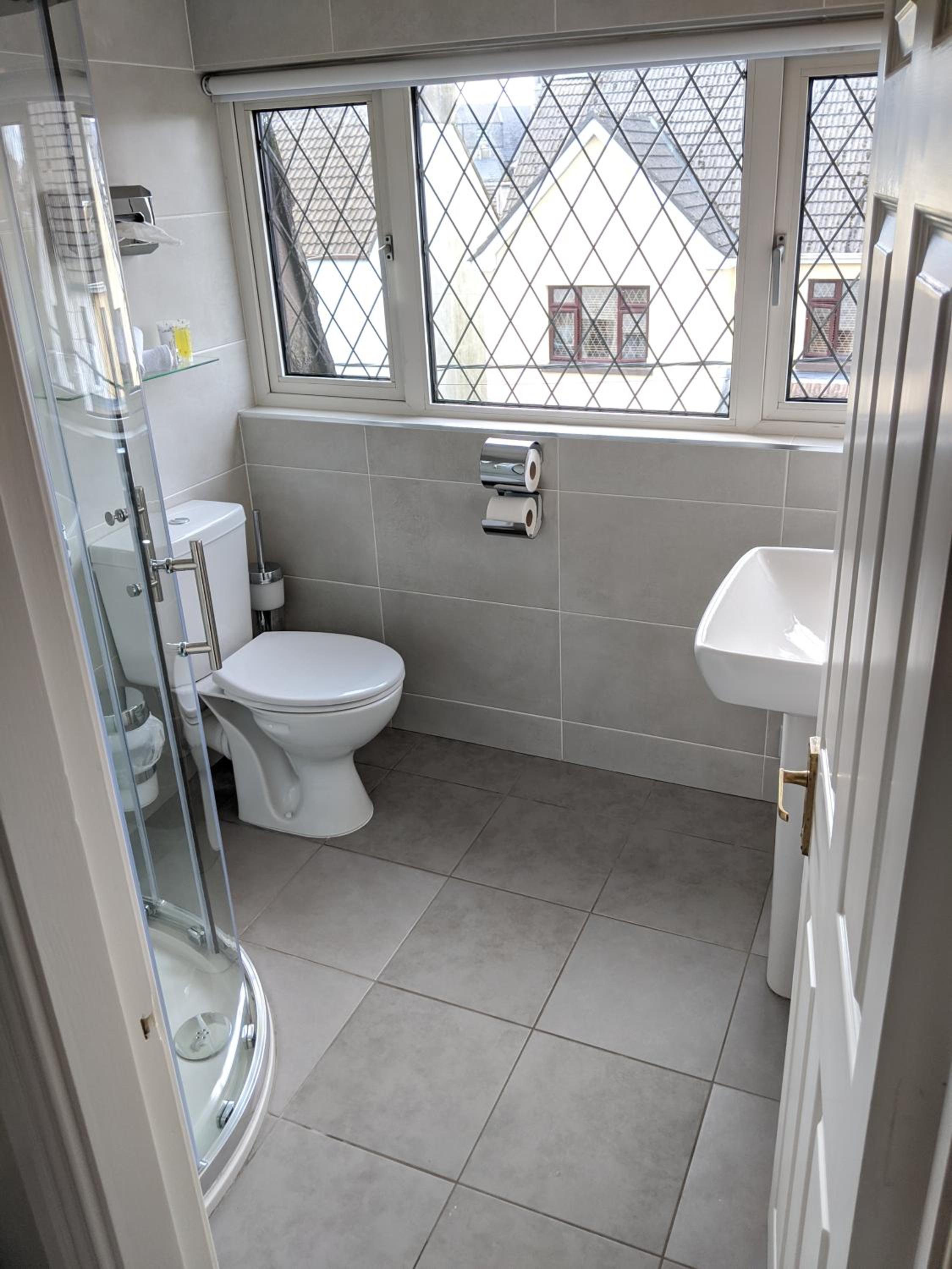 Single Room With Private Bathroom photo 3