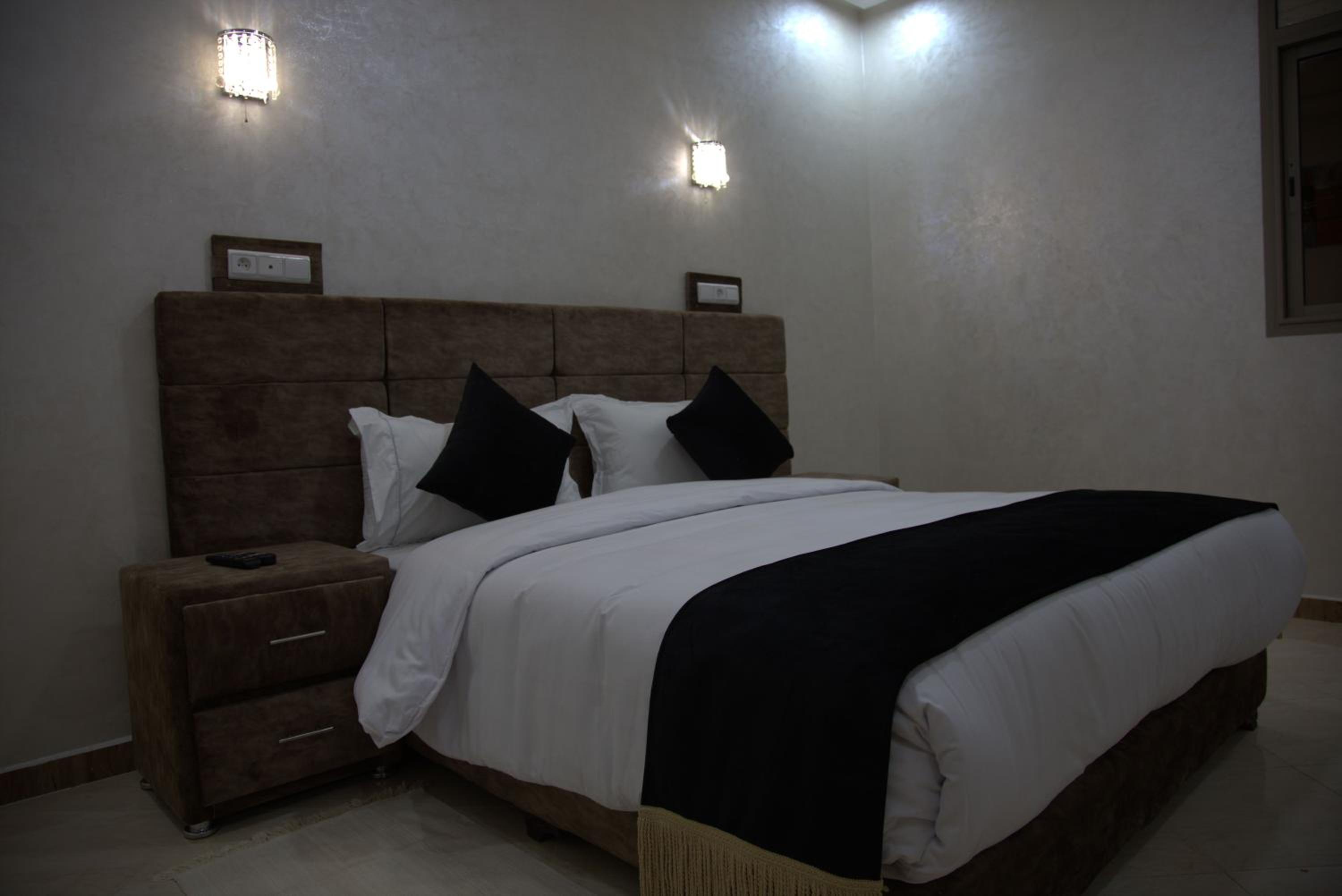 Deluxe Double Room - Photo 14