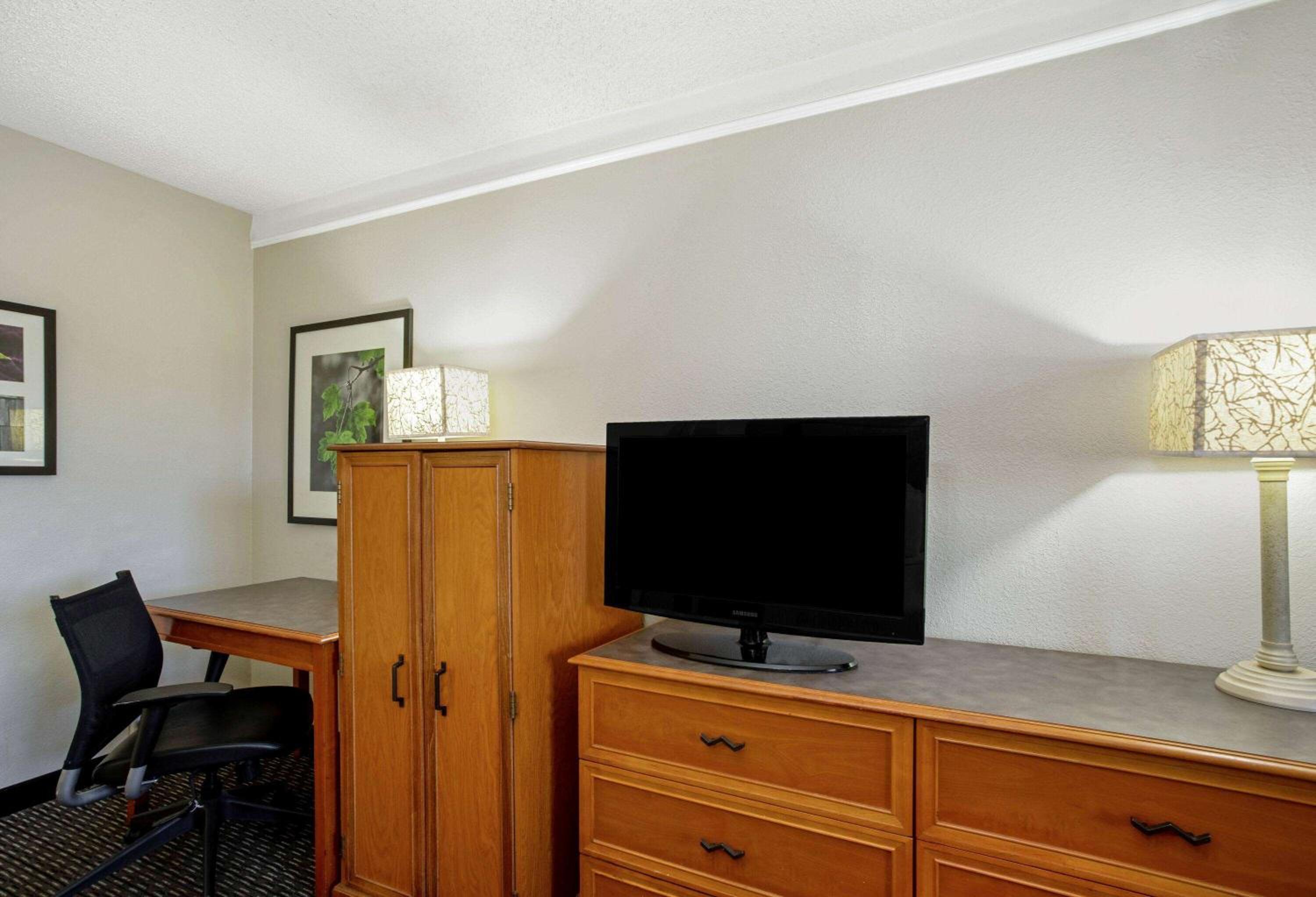 Double Room with Two Double Beds - Non Smoking  - Photo 5