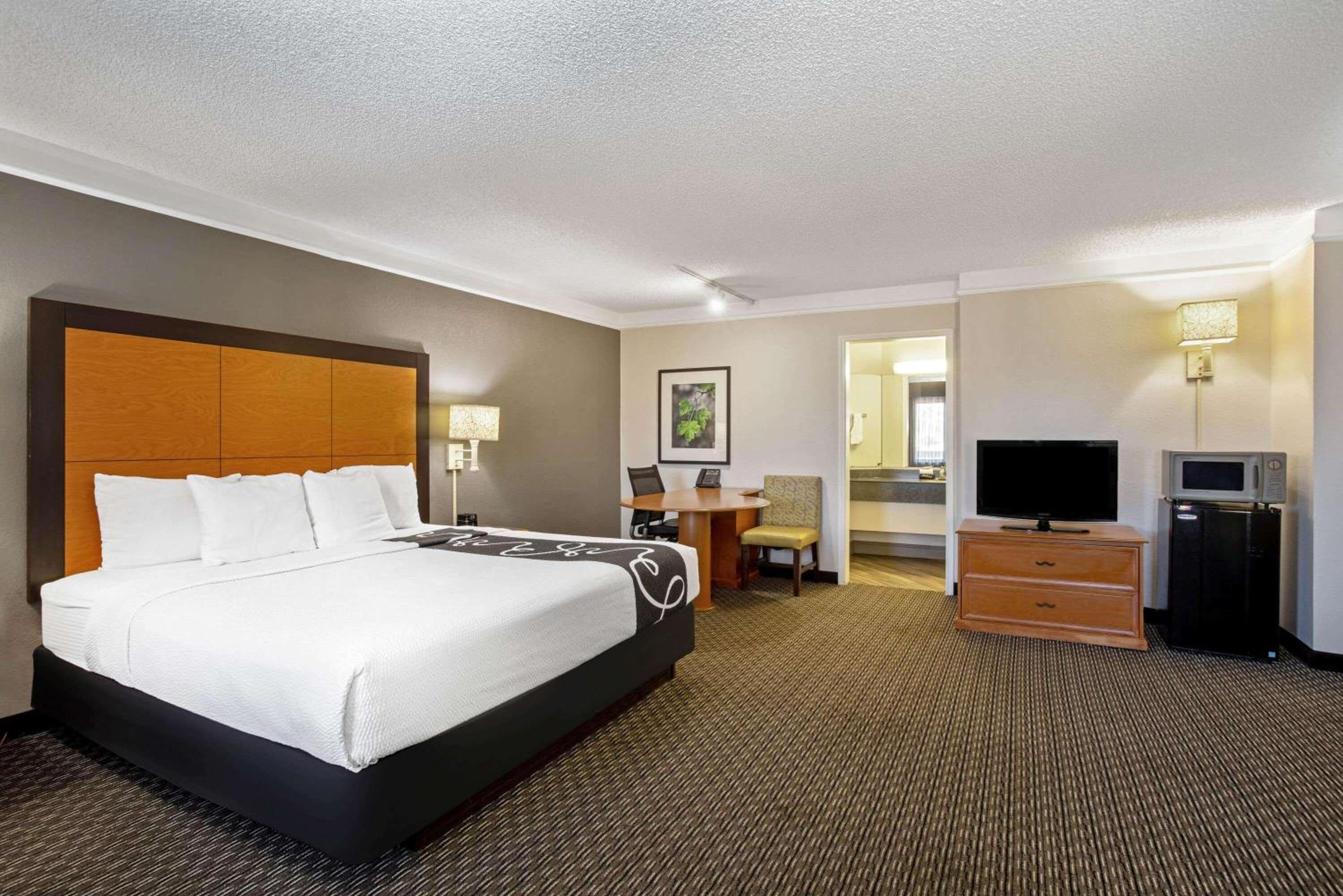 Executive King Room with Sofa Bed - Non-Smoking - Photo 2