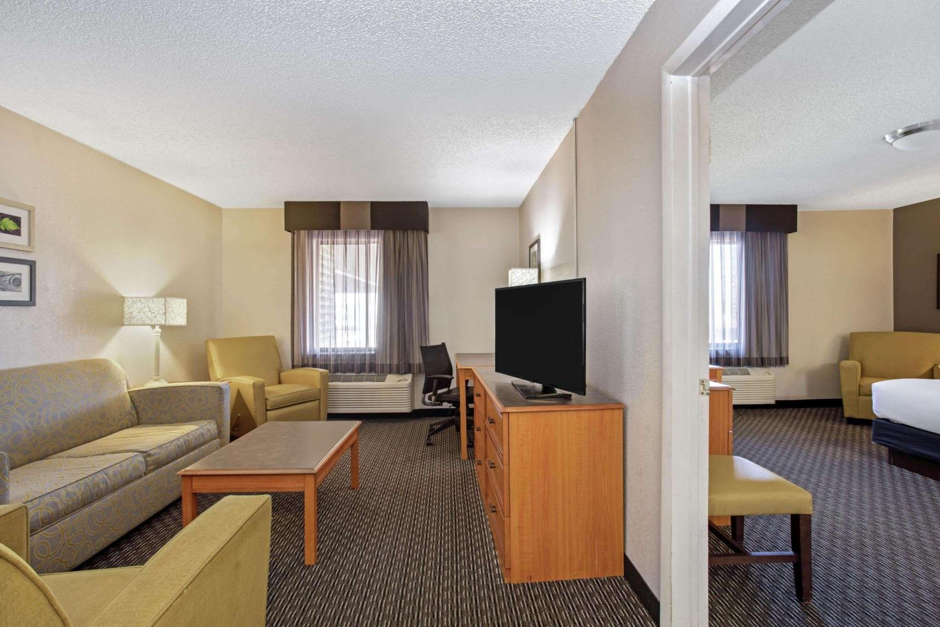 One-Bedroom King Suite - Non-Smoking - Photo 3