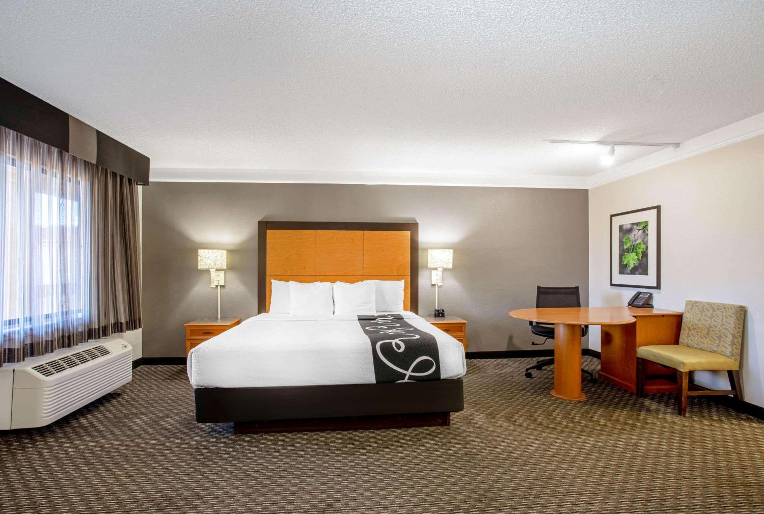 Executive King Room with Sofa Bed - Non-Smoking - Photo 4