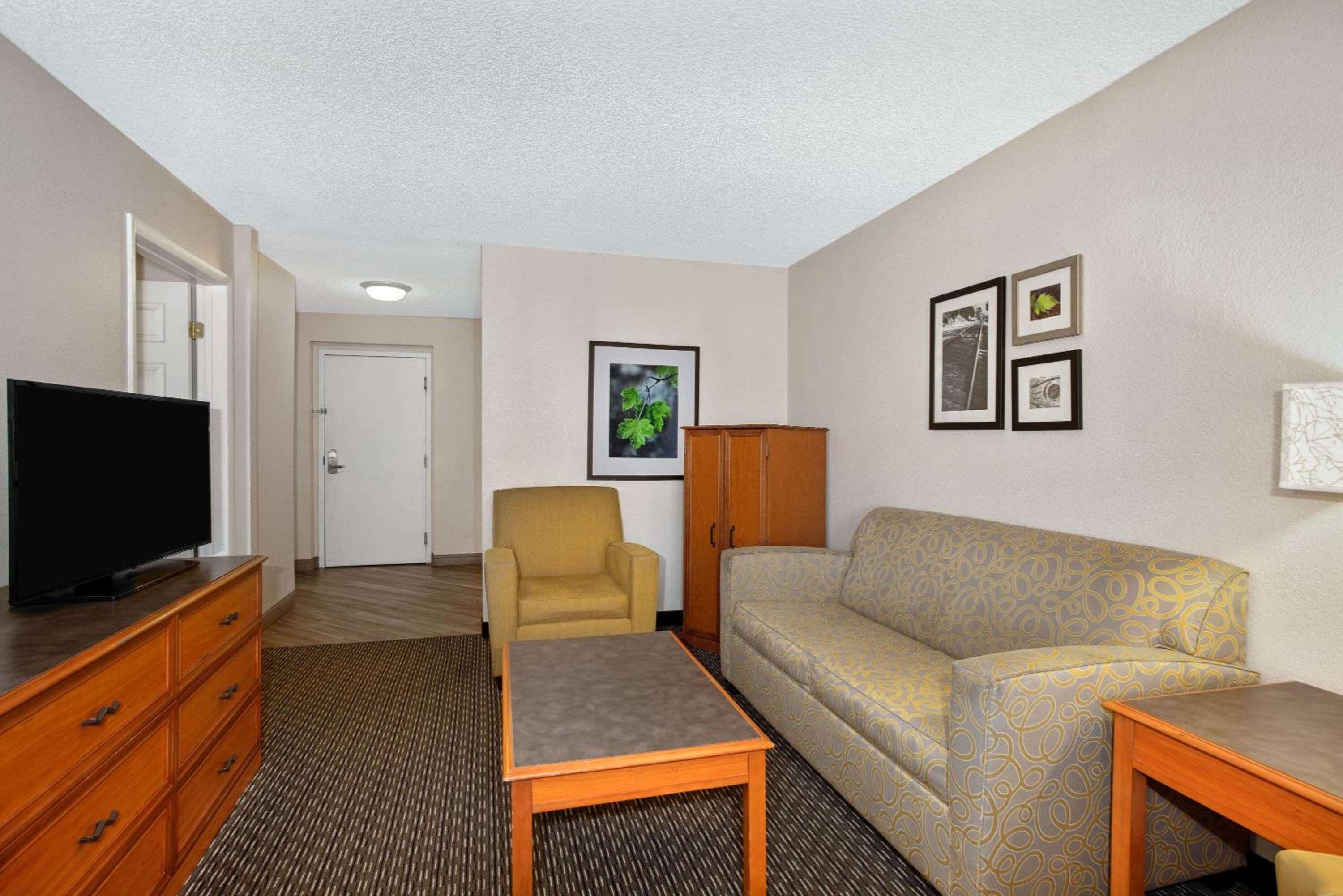 One-Bedroom King Suite - Non-Smoking - Photo 5