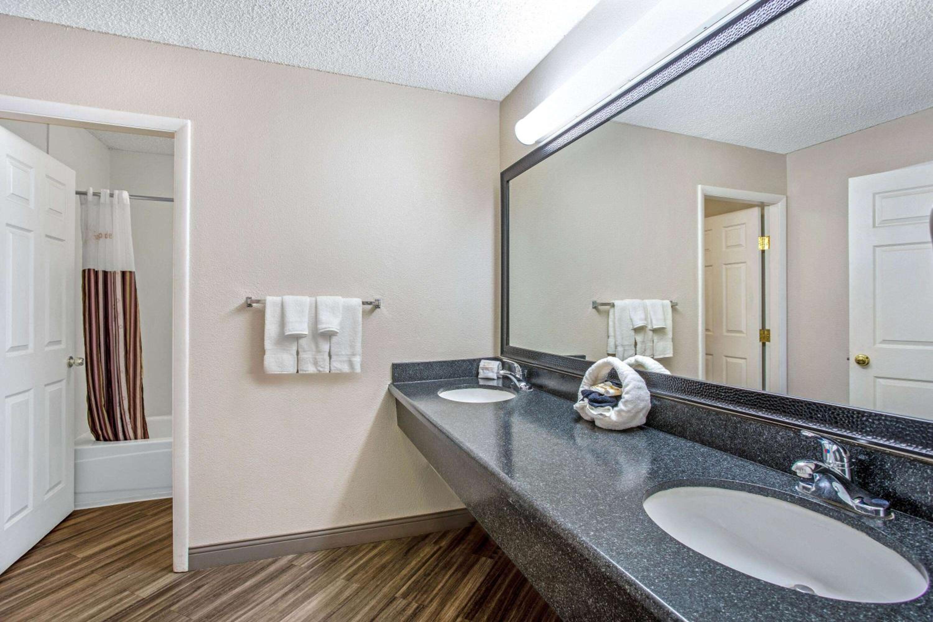 One-Bedroom King Suite - Non-Smoking - Photo 4