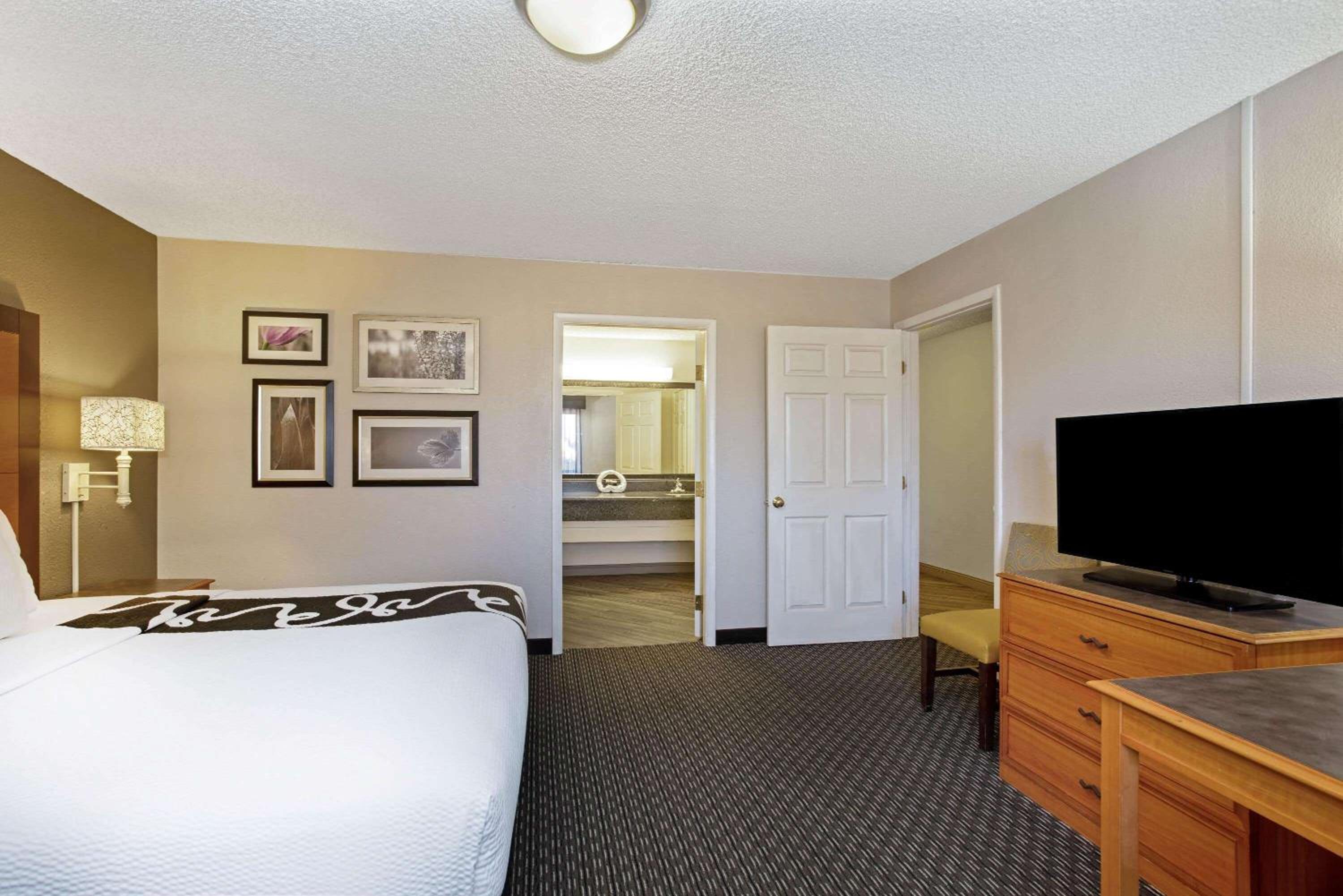 One-Bedroom King Suite - Non-Smoking - Photo 2