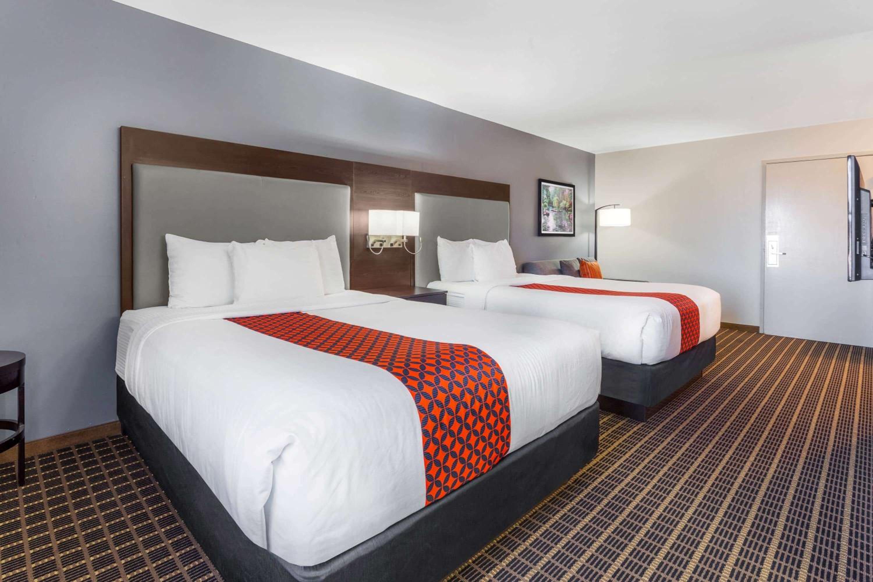 Queen Room with Two Queen Beds - Photo 4