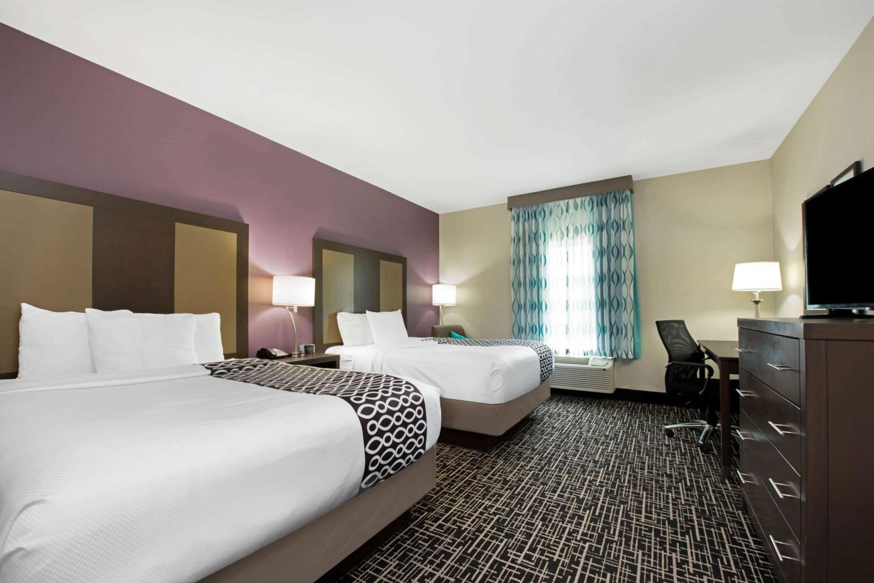 Queen Room with Two Queen Beds photo 2