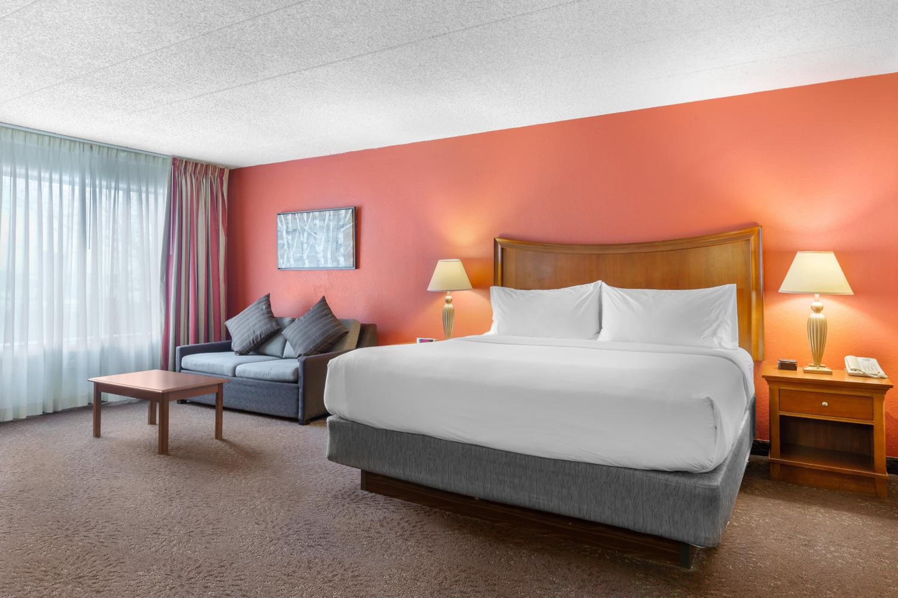Standard King Room with Sofa Bed - Photo 1