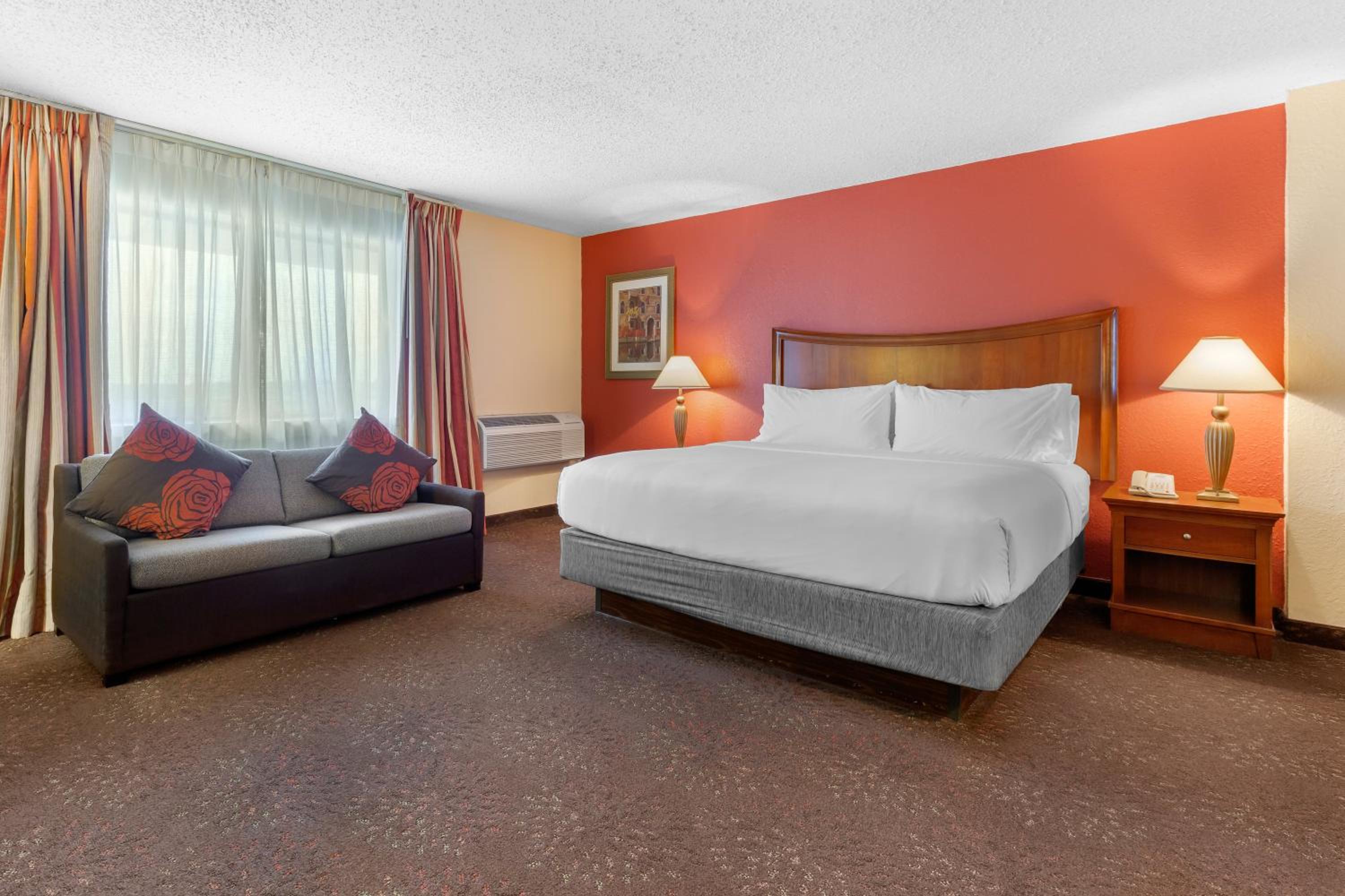Standard King Room with Sofa Bed - Photo 2
