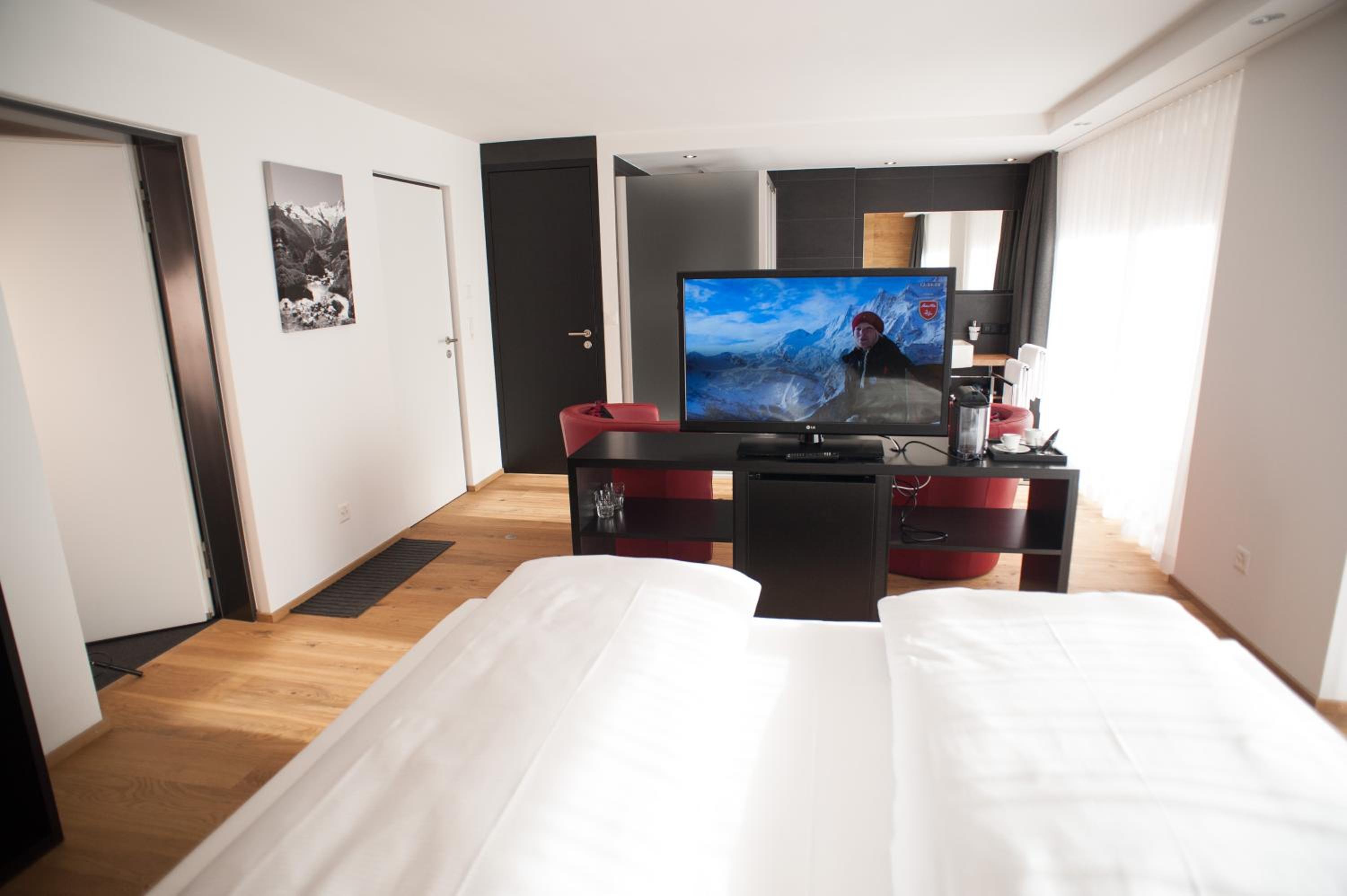 Suite - Photo 1
