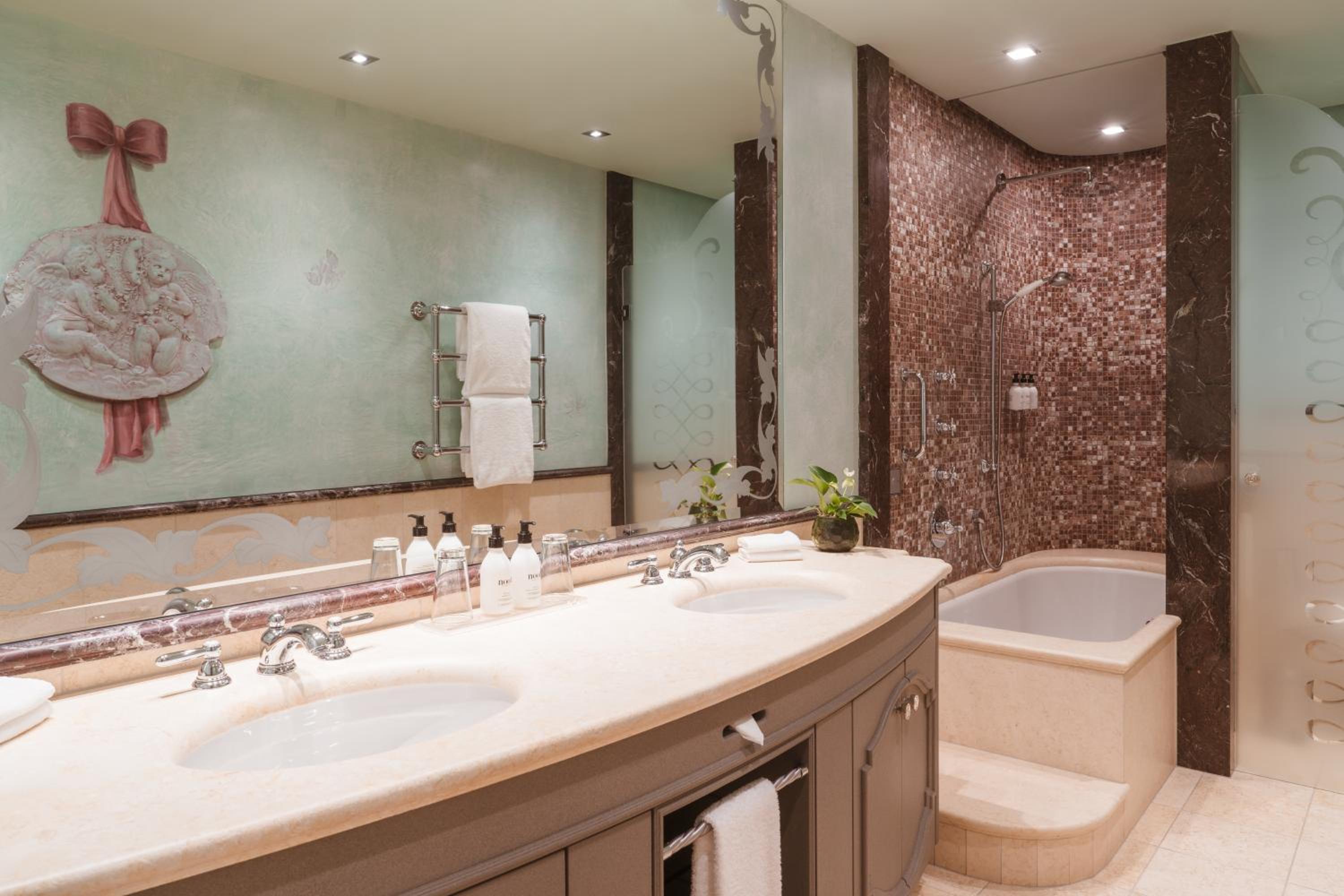 Superior Twin Junior Suite with Lake View, Carlton Hotel