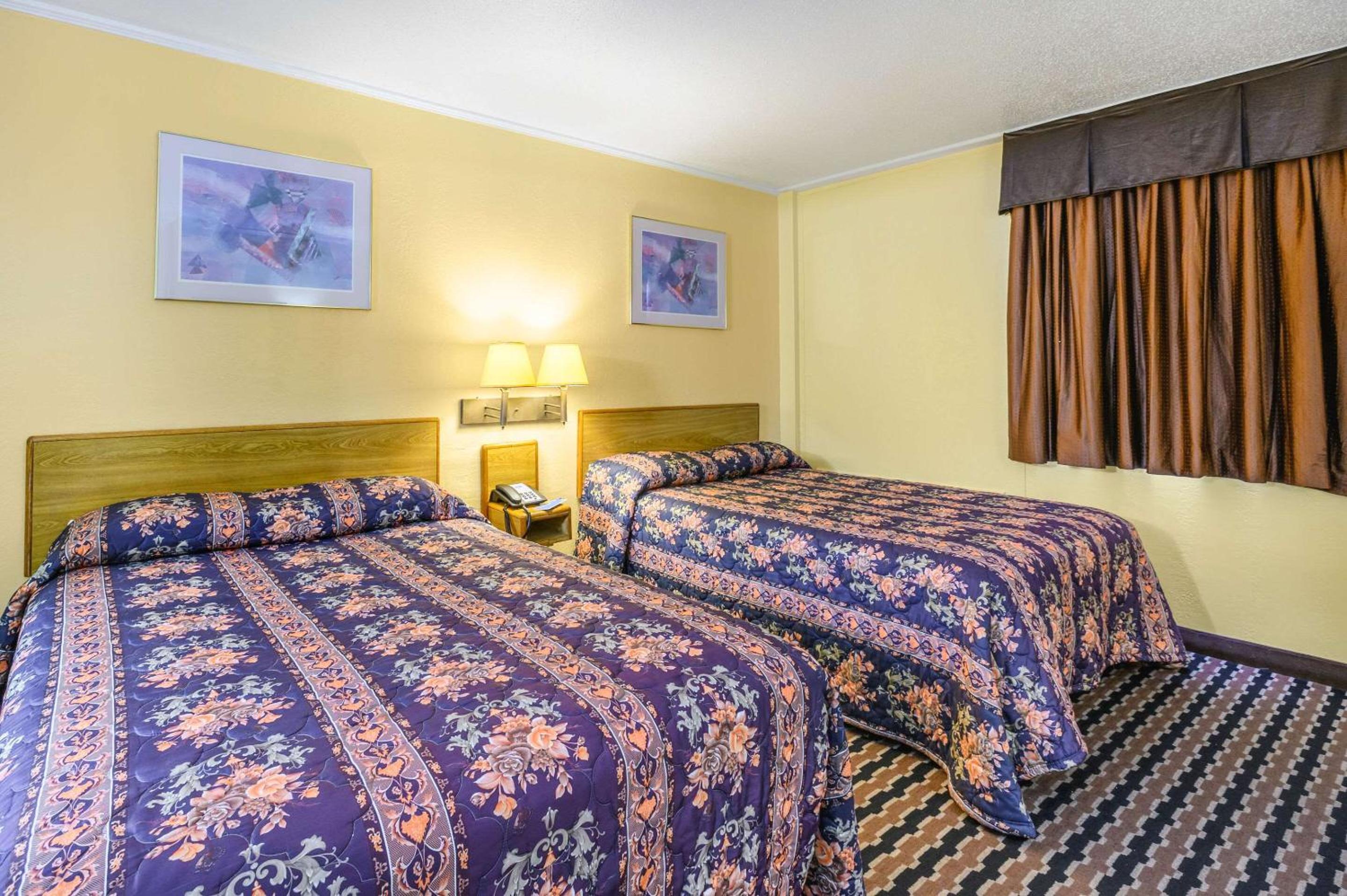 Double Room with Two Double Beds - Smoking - Photo 2