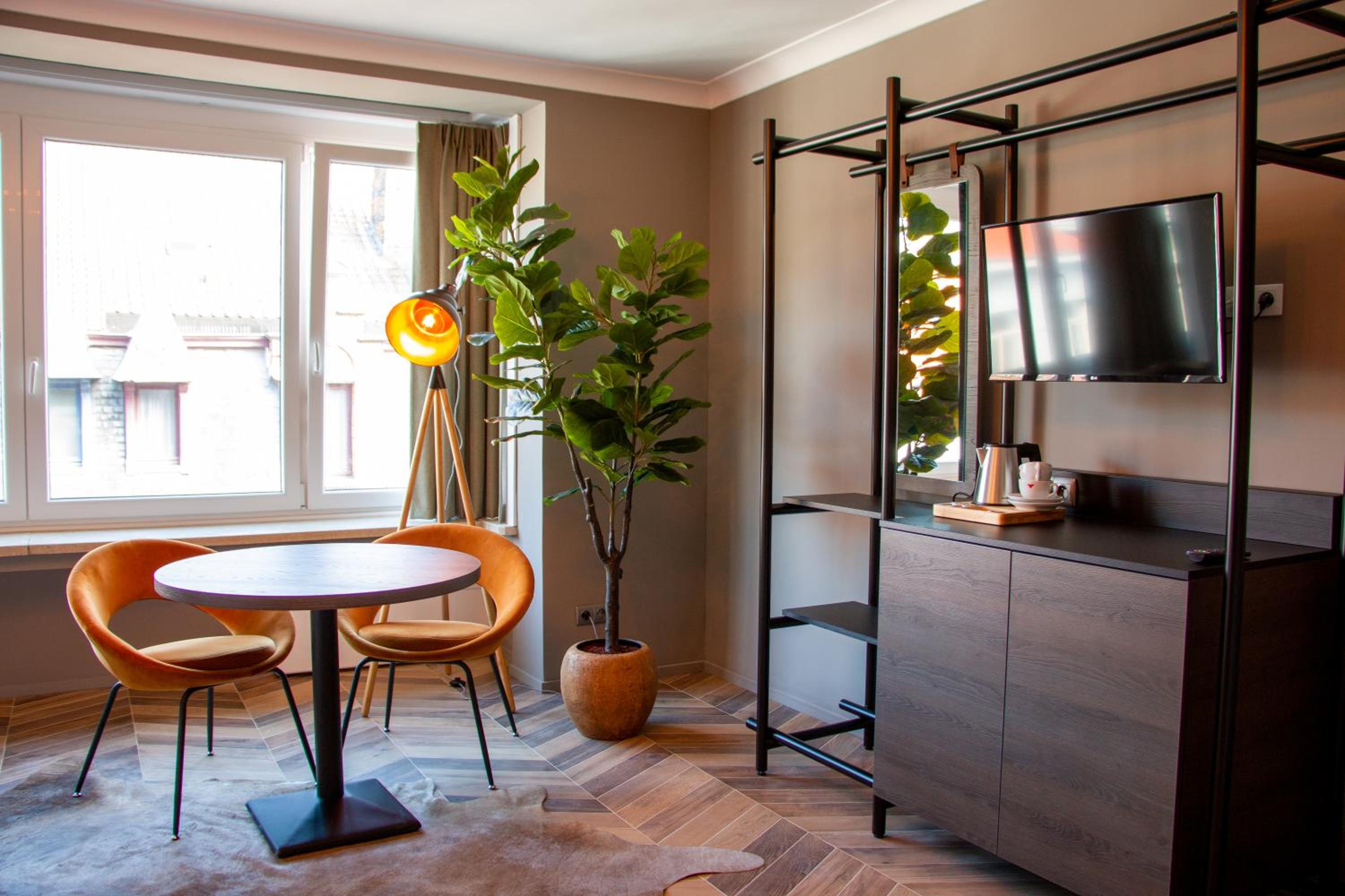 Large Double Room - Photo 10