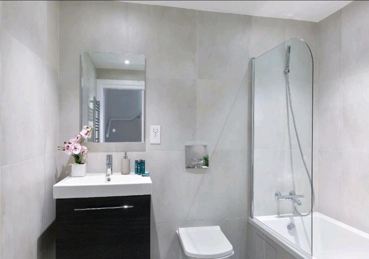 Apartment with Shower photo 3