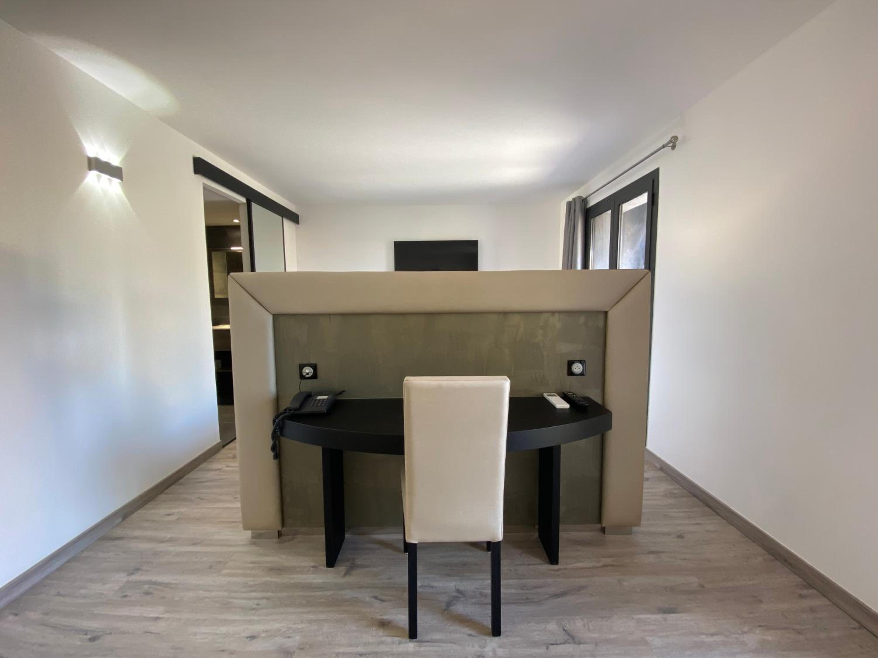 Superior Suite - Photo 3