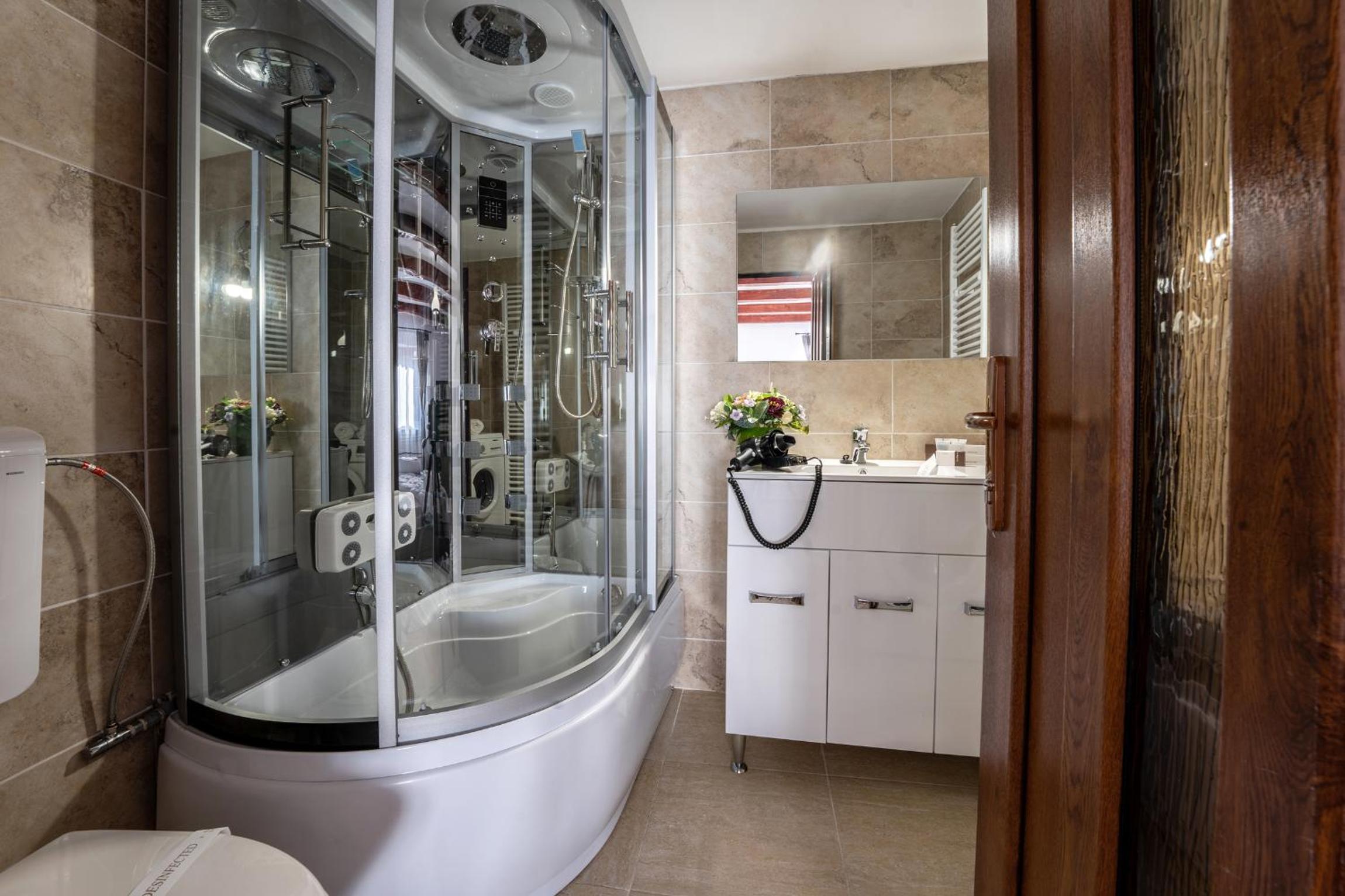 Double Room with Balcony - Photo 3