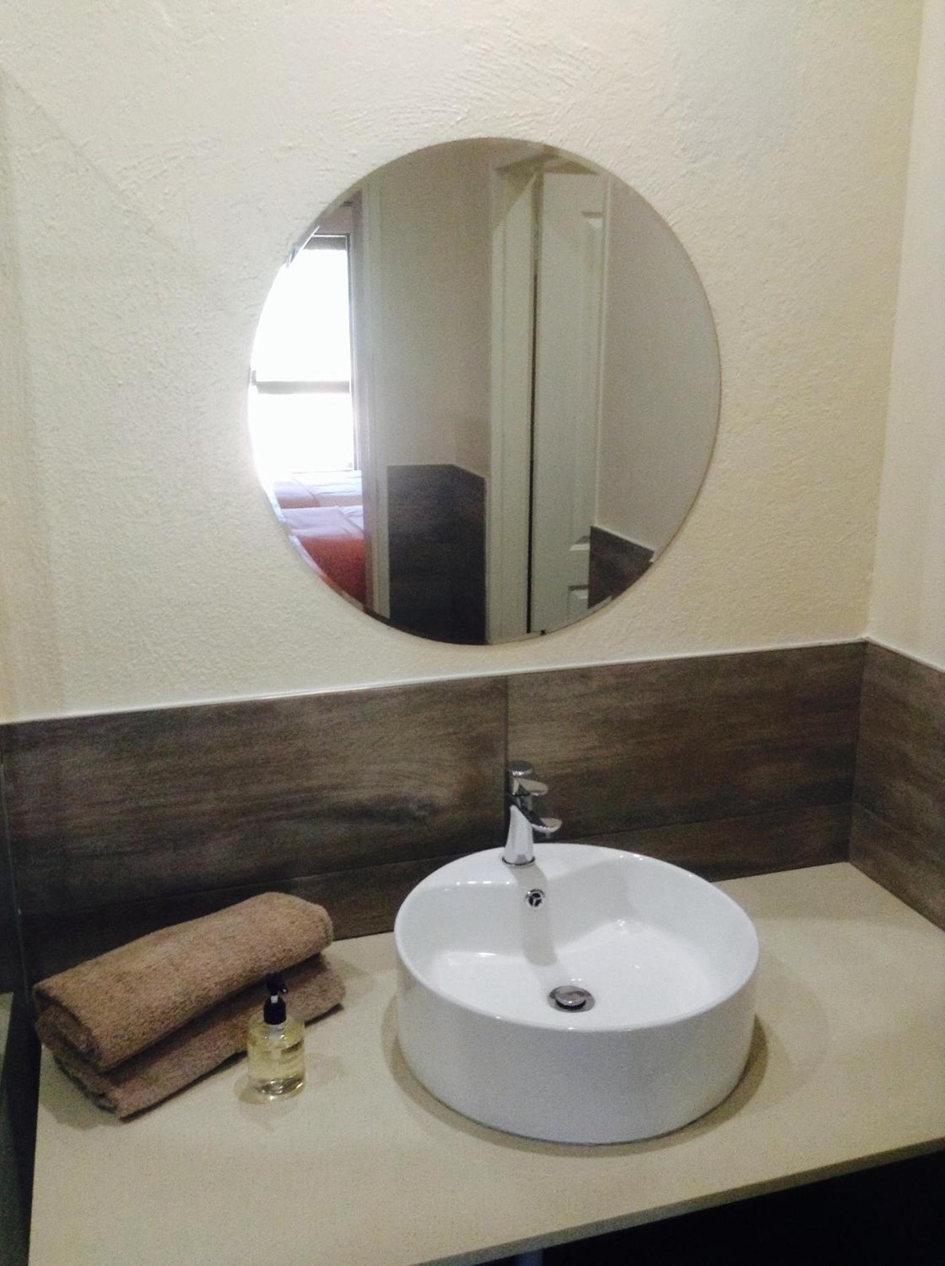Deluxe Double Room - Photo 11
