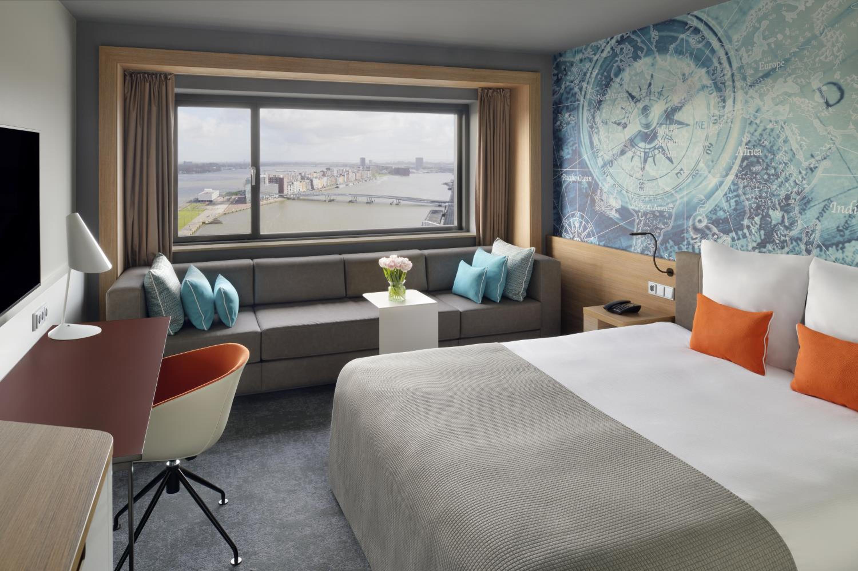 Superior King Room thumbnail 5
