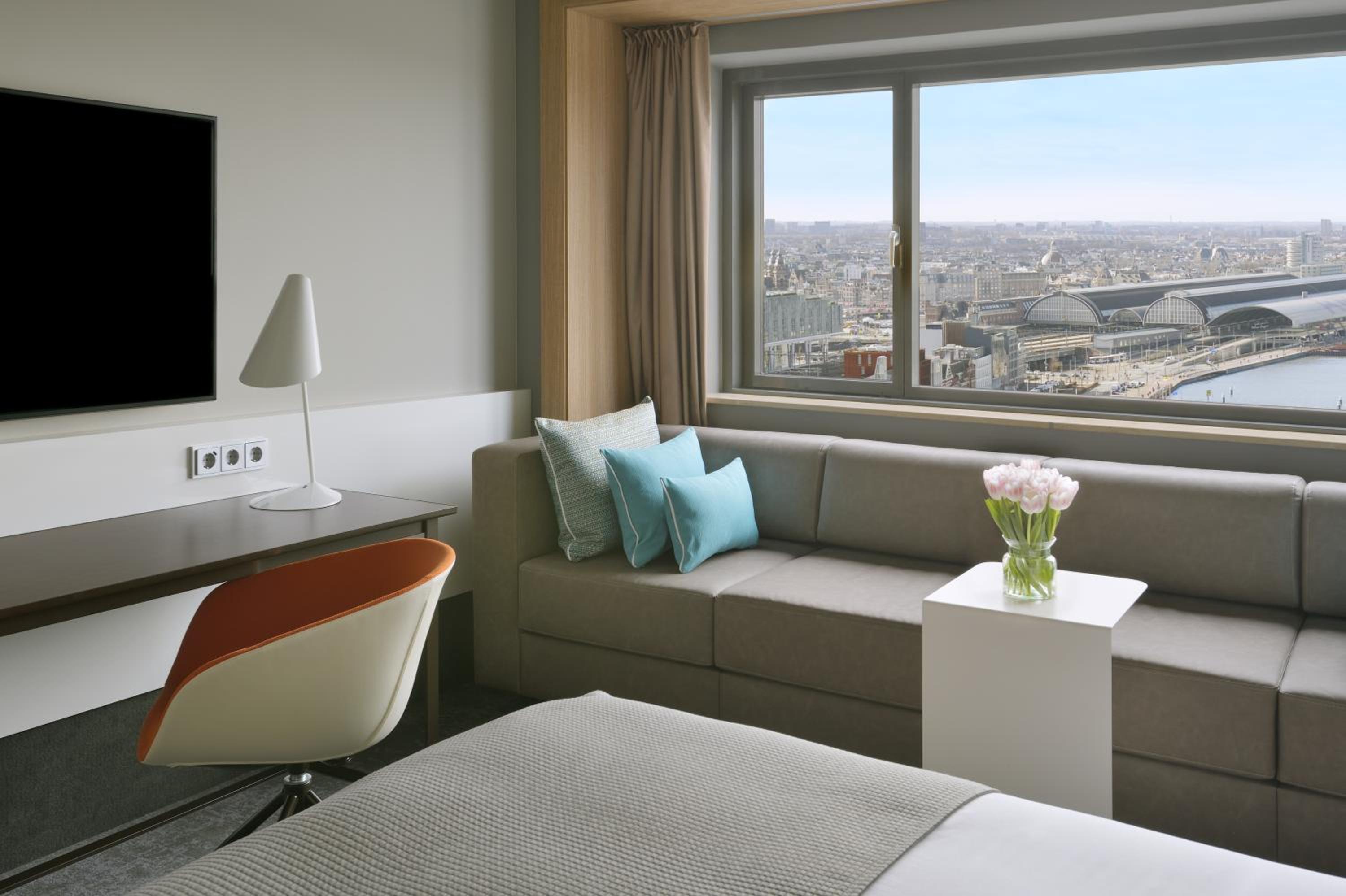 Superior King Room with View thumbnail 6