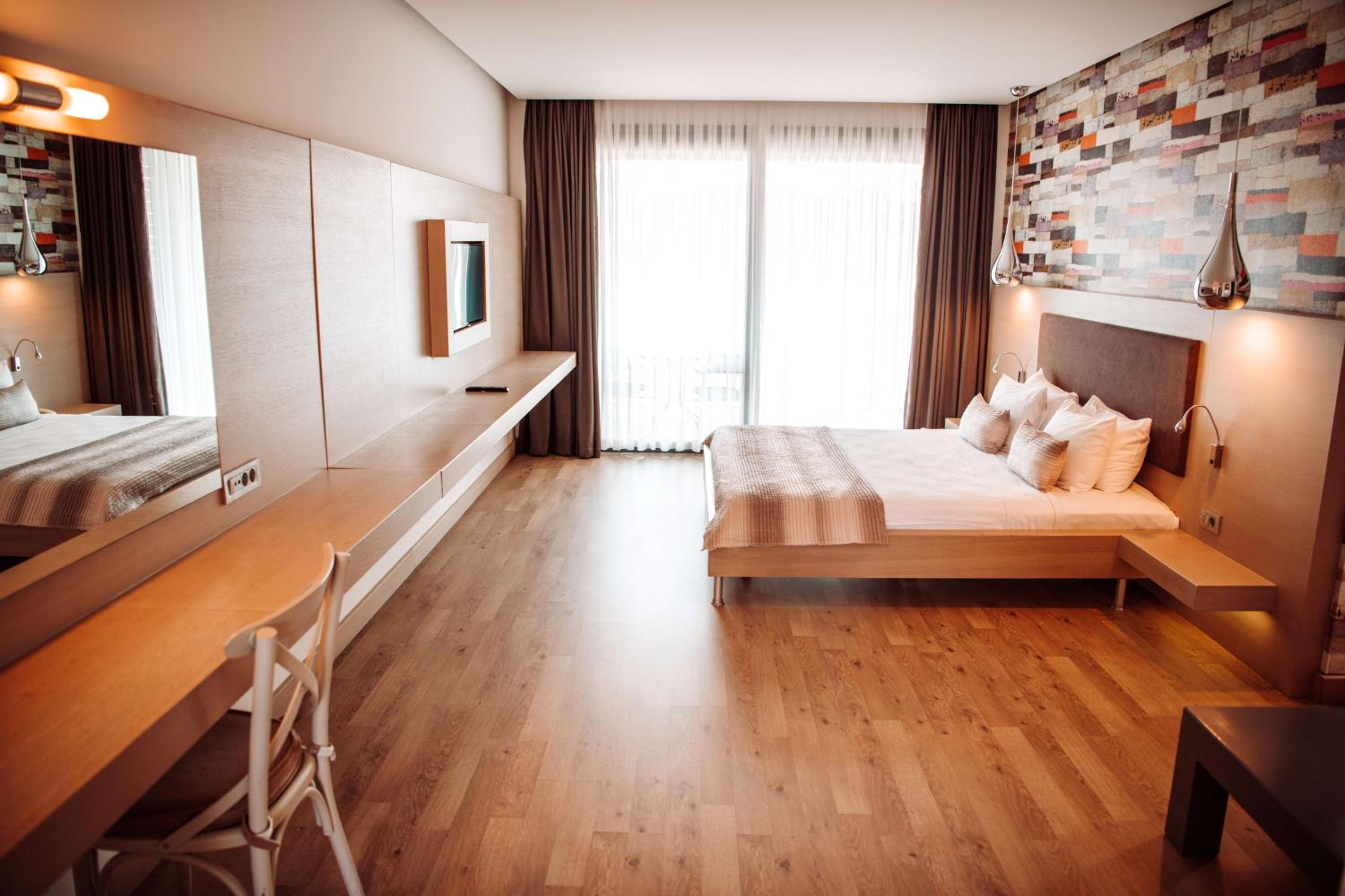 Deluxe Suite with Sea View - Photo 12