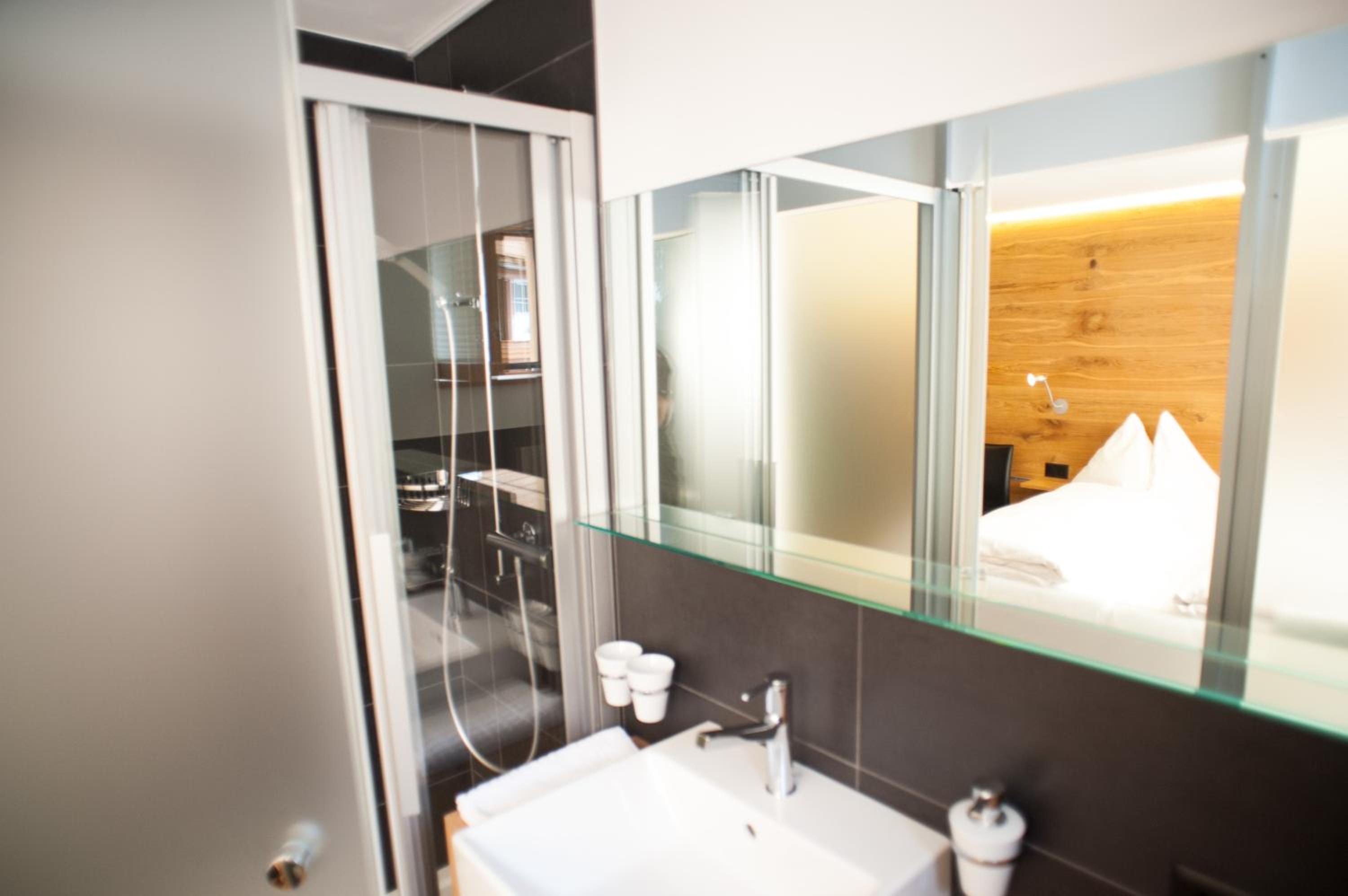 Deluxe Two-Bedroom Apartment - Photo 18