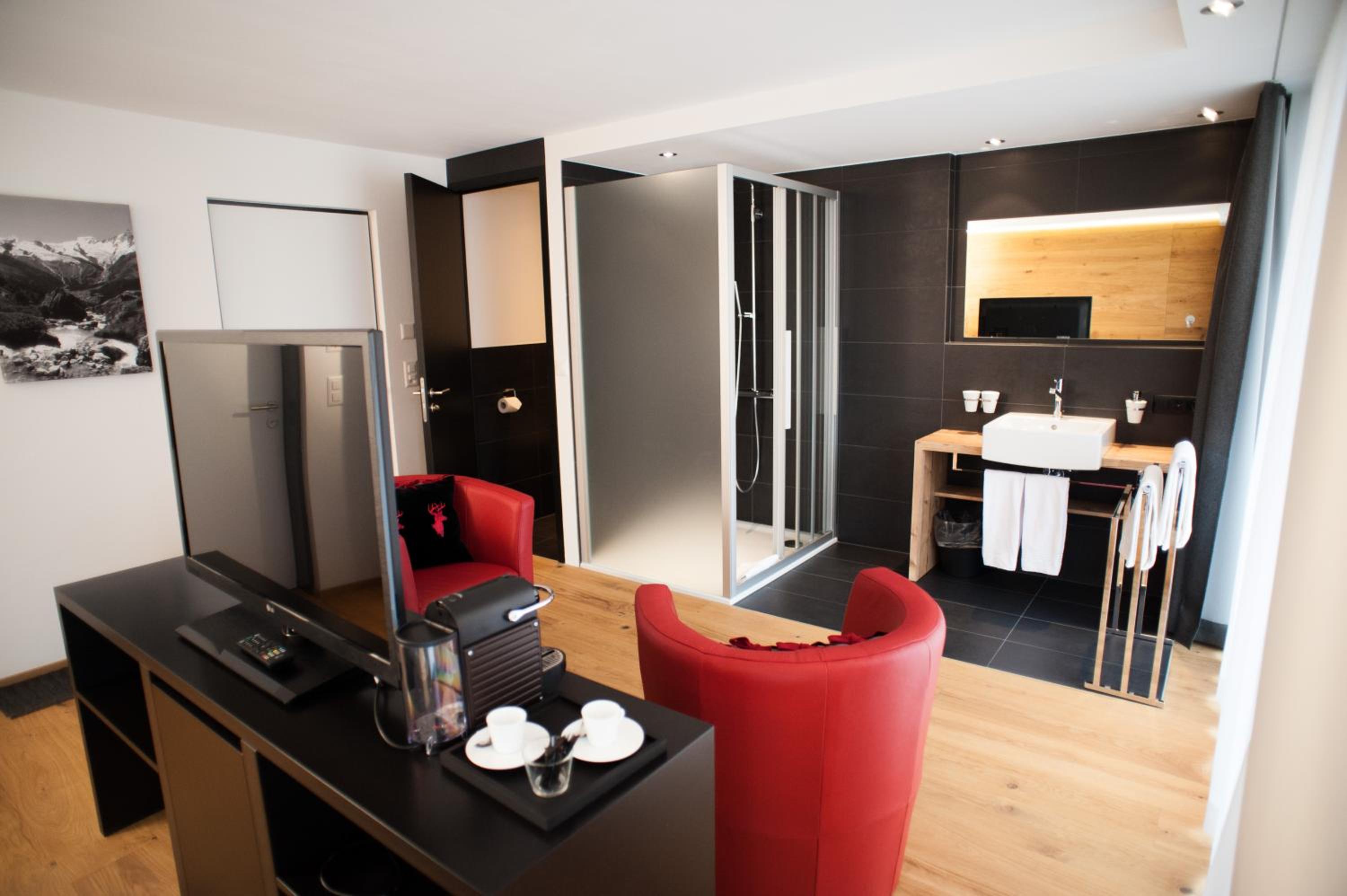 Suite - Photo 3