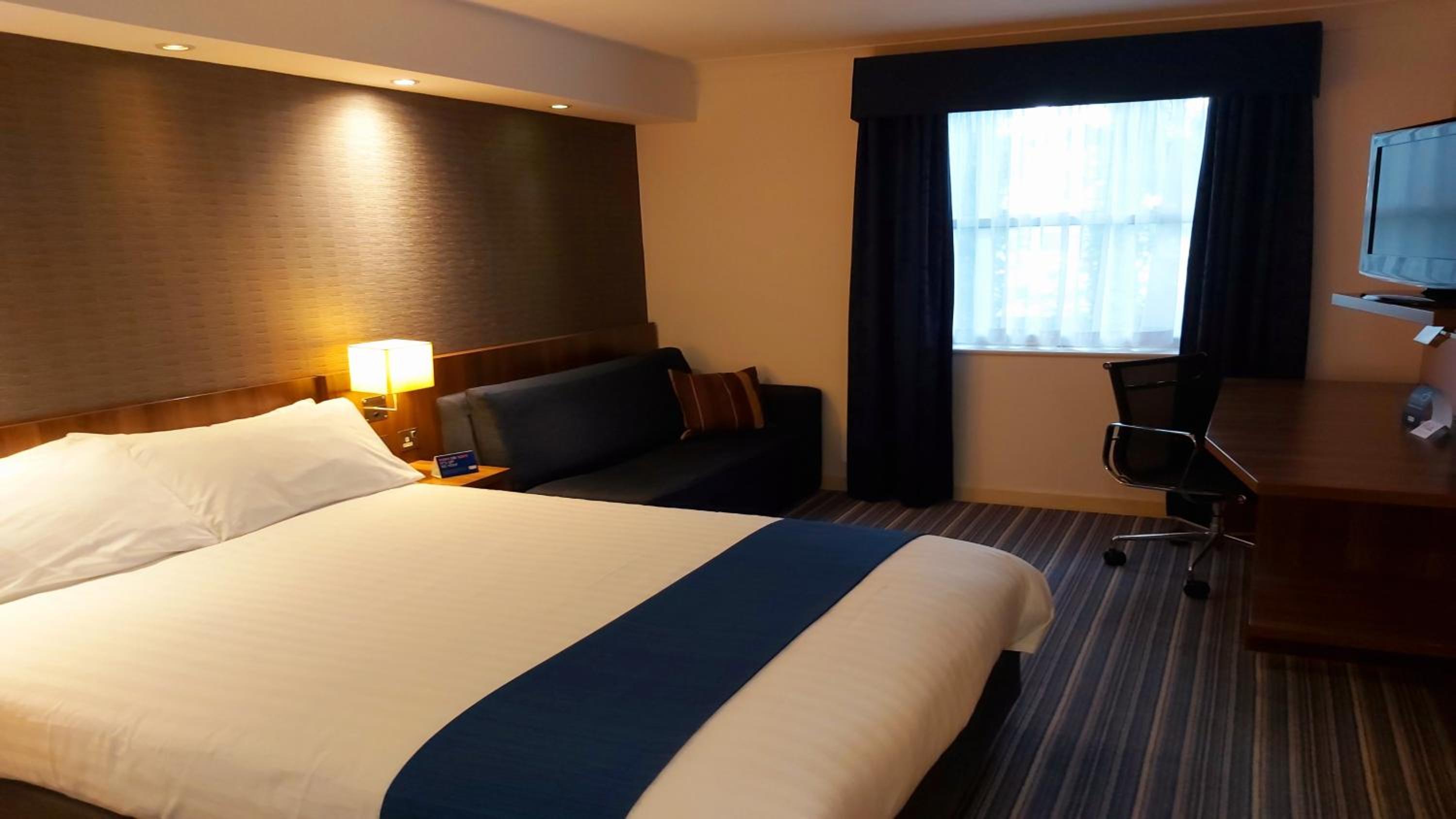 Standard Double Room with Sofa Bed and Free Hot Breakfast - Photo 3